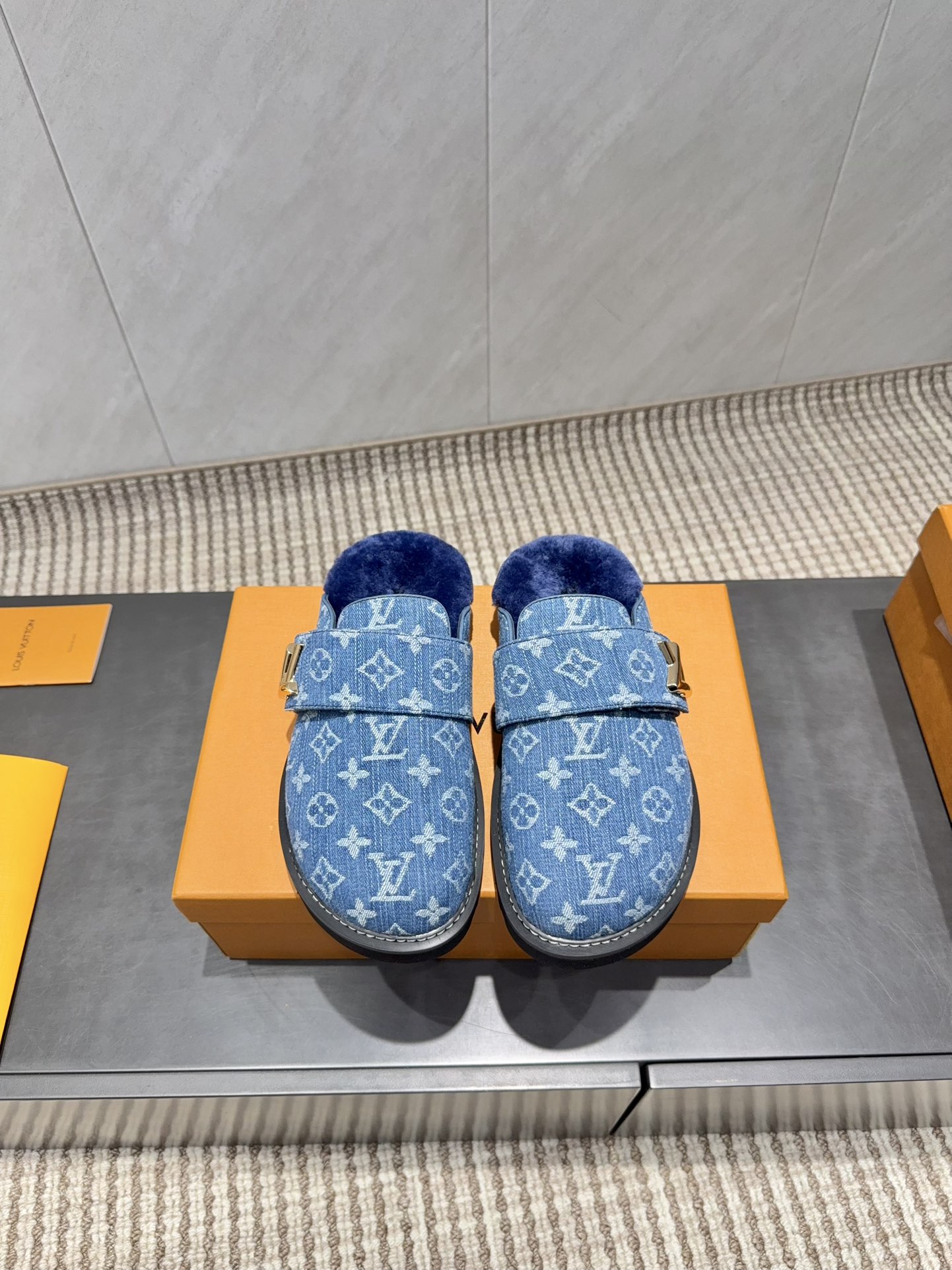 NO:628391,: Couple 'Exclusive top version' Llu brand vs autumn couple's new half-drag series... [Couple cross-strap half-drag] Original details, super authentic version, super good-looking, super stylish on the foot, with its own temperament, fashionable and sporty style, extremely comfortable... Fabric: Original custom-printed fabric Lining: Original custom-made wool Foot: Original imported wool Outsole: Original open-molded anti-slip rubber sole Height: 2.5cm  Code number: 35-44 (Female 41. Male 45. Customization is non-returnable) Color: Official website updated simultaneously, half drag, louis vuitton19860909:情侣《独家顶级版本》 L驴牌vs秋季情侣新款半拖系列……【情侣横带半拖】 原版细节,超正版型,超级好看,上脚超大气,自带气质,时尚运动风,舒适度特别棒…… 面料:原版定制打印布料 内里:原版定制羊毛 垫脚:原版进口羊毛 大底:原版开模防滑橡胶底 底高:2.5cm 码数:35-44（女41.男45.定制不退换） 颜色:官网同步更新,半拖,louis vuitton,Women's Shoes