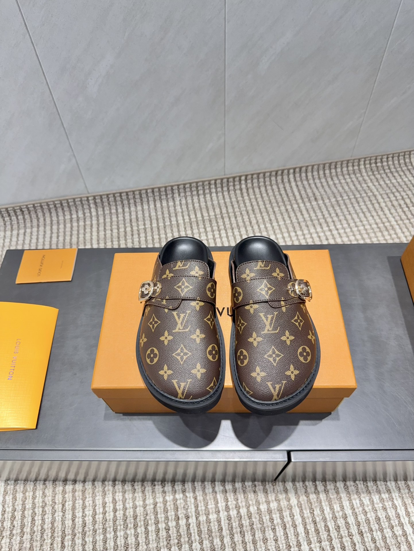 NO:628398,: Couple 'Exclusive top version' Llu brand vs autumn couple's new half-drag series... [Couple cross-strap half-drag] Original details, super authentic version, super good-looking, super grand on the feet, with its own temperament, fashionable and sporty style, extremely comfortable... Fabric: original custom-made old fabrics Lining: original custom-made sheepskin Foot pads: original imported sheepskin Outsole: original molded foam sole Height: 2.5cm  Code number: 35-44 (Female 41. Male 45. Customization is non-refundable) Color: Official website updated simultaneously, half drag, louis vuitton, sheepskin19860909:情侣《独家顶级版本》 L驴牌vs秋季情侣新款半拖系列……【情侣横带半拖】 原版细节,超正版型,超级好看,上脚超大气,自带气质,时尚运动风,舒适度特别棒…… 面料:原版定制老花料 内里:原版定制羊皮 垫脚:原版进口羊皮 大底:原版开模发泡底 底高:2.5cm 码数:35-44（女41.男45.定制不退换） 颜色:官网同步更新,半拖,louis vuitton,sheepskin,Women's Shoes