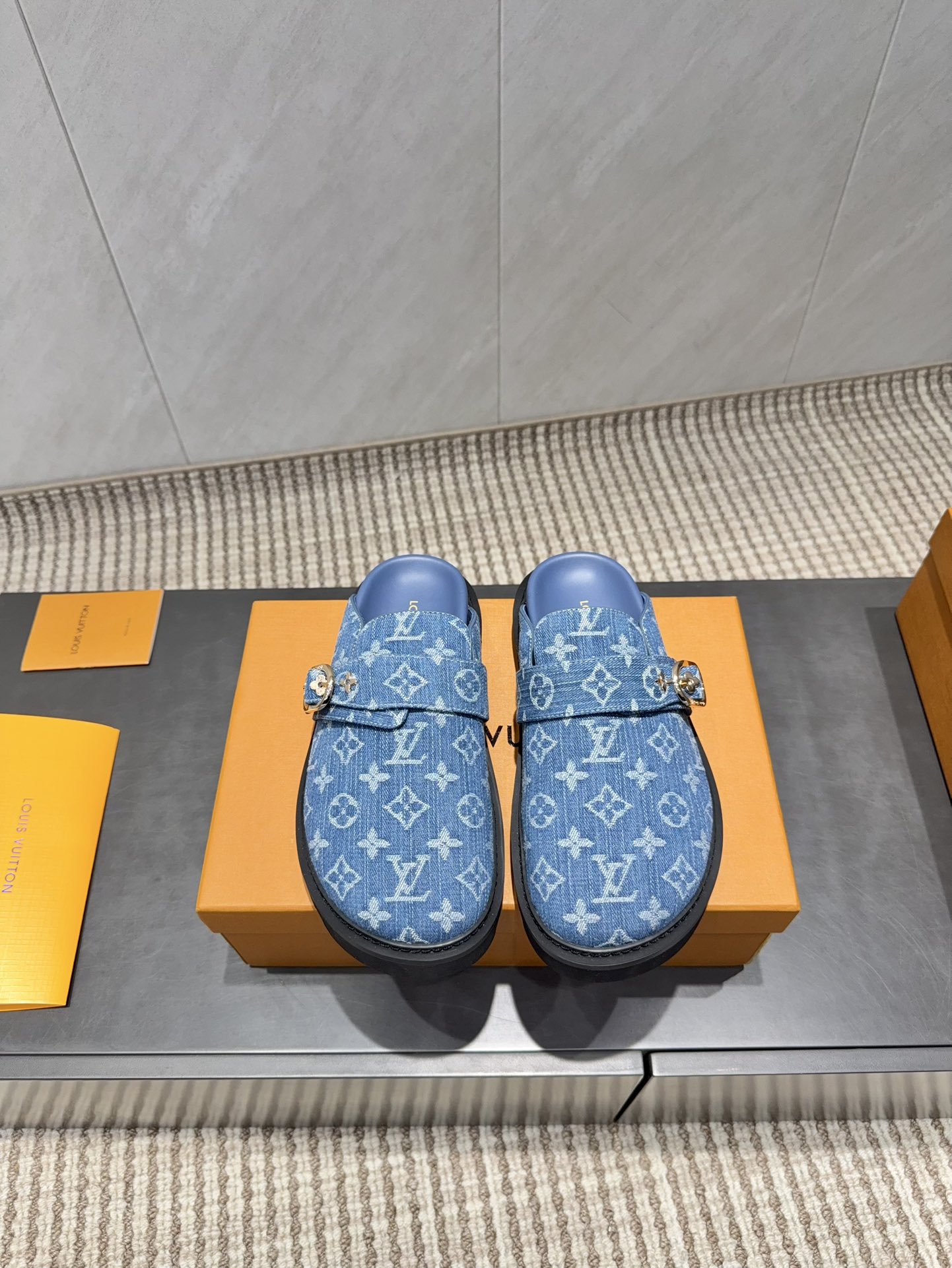 NO:628405,: Couple 'Exclusive top version' Llu brand vs autumn couple's new half-drag series... [Couple cross-strap half-drag] Original details, super authentic version, super good-looking, super stylish on the feet, with its own temperament, fashionable and sporty style, extremely comfortable... Fabric: Original custom-printed presbyopic fabric Lining: Original custom-made sheepskin Foot pads: Original imported sheepskin Outsole: Original molded foam bottom Bottom height: 2.5cm  Code number: 35-44 (Female 41. Male 45. Customization is non-refundable) Color: Official website updated simultaneously, half drag, louis vuitton, sheepskin19860909:情侣《独家顶级版本》 L驴牌vs秋季情侣新款半拖系列……【情侣横带半拖】 原版细节,超正版型,超级好看,上脚超大气,自带气质,时尚运动风,舒适度特别棒…… 面料:原版定制打印老花布料 内里:原版定制羊皮 垫脚:原版进口羊皮 大底:原版开模发泡底 底高:2.5cm 码数:35-44（女41.男45.定制不退换） 颜色:官网同步更新,半拖,louis vuitton,sheepskin,Women's Shoes