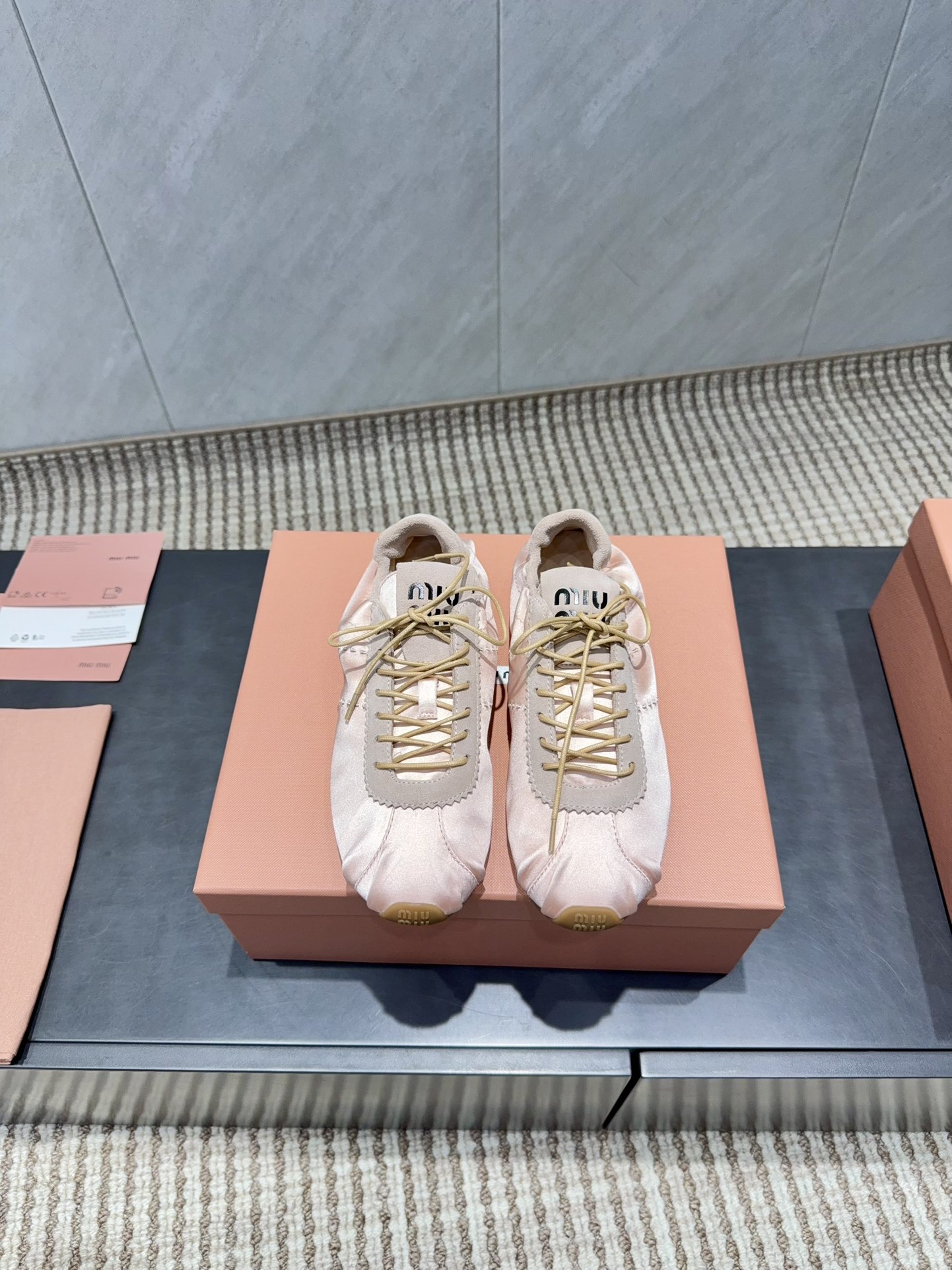 NO:628402,Comes with an airplane box 'Exclusive top version' Miu Miu miumiu vs the latest popular casual shoe series... [Silk lace-up casual shoes] miumiu's latest popular style Avant-garde and bold design, Miu Miu style is integrated into the simple lines of this thick-soled canvas sneaker. The unique logo is decorated on the tongue and back, embellished with retro design, adding iconic elements!  The thick-soled design defines the avant-garde modern style. The fabric is original customized silk cloth. The lining is original customized Lycra. The foot pads are original customized sheepskin. The outsole is original open-molded wear-resistant velvet combination sole. The original full set of packaging. The code number is 35-39 (40. Customization is non-refundable). The color is updated simultaneously on the official website, casual shoes/sports shoes, miumiu, sneakers, sheepskin, real silk.19860909配飞机盒《独家顶级版本》 缪缪miumiu vs最新爆款休闲鞋系列……【真丝绑带休闲鞋】  miumiu最新爆款 前卫大胆的设计,Miu Miu风格融于此款厚底帆布运动鞋的简约线条, 别致徽标饰于鞋舌与背面,点缀复古设计,平添标志性元素！厚底设计定义前卫的现代风格 面料原版定制真丝布 内里原版定制莱卡 垫脚原版定制羊皮 大底原版开模耐磨绒组合底 包装原版全套包装 码数35-39（40.定制不退换） 颜色官网同步更新,休闲鞋/运动鞋,miumiu,sneakers,sheepskin,real silk,Women's Shoes