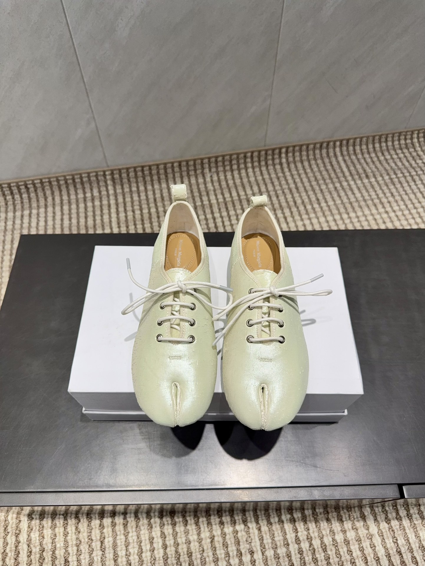 NO:628416,: Cut pattern 'Exclusive top version' Maison Margiela 25 vs autumn new split-toe Loaf single shoe series... [Split-toe Loaf single shoes] The original version provides one-to-one comfort, better wrapping, full of personality, and easy to match with various styles of clothes... Fabric: Original custom cut grain sheepskin Lining: Original custom water-dyed sheepskin Foot pads: Original custom water-dyed sheepskin Outsole: Original custom genuine leather sole Heel height: 1.0cm  Size: 35-39 (40. Customization is non-refundable) Packaging: Original full set of packaging Color: Official website updated simultaneously, split-toe shoes, masion margiela, loafers, sheepskin19860909:割纹《独家顶级版本》 Maison Margiela马吉拉25vs秋季新款分趾乐福单鞋系列……【分趾乐福单鞋】 原版一比一打造舒适度,包裹性都比较好,个性十足,很好驾驭各种风格衣服搭配…… 面料:原版定制割纹羊皮 内里:原版定制水染羊皮 垫脚:原版定制水染羊皮 大底:原版定制真皮底 跟高:1.0cm 码数:35-39（40.定制不退换） 包装:原版全套包装 颜色:官网同步更新,分趾鞋,masion margiela,loafers,sheepskin,Women's Shoes