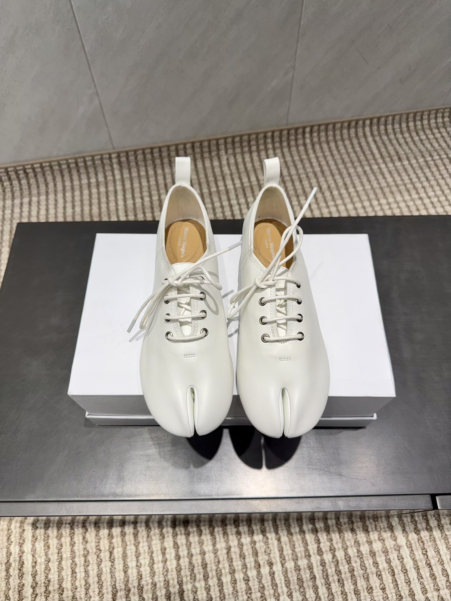 NO:628358,: 'Exclusive top version' Maison Margiela 25 vs autumn new split-toe Loafer single shoe series... [Split-toe Loafer single shoes] The original version provides one-to-one comfort, better wrapping, full of personality, and easy to match with various styles of clothes... Fabric: Original custom-made mixed sheepskin Lining: Original custom-made water-dyed sheepskin Foot pads: Original custom-made water-dyed sheepskin Outsole: Original custom-made leather sole Heel height: 1.0cm  Size: 35-39 (40. Customization is non-refundable) Packaging: Original full set of packaging Color: Official website updated simultaneously, split-toe shoes, masion margiela, loafers, sheepskin19860909:《独家顶级版本》 Maison Margiela马吉拉25vs秋季新款分趾乐福单鞋系列……【分趾乐福单鞋】 原版一比一打造舒适度,包裹性都比较好,个性十足,很好驾驭各种风格衣服搭配…… 面料:原版定制混种羊皮 内里:原版定制水染羊皮 垫脚:原版定制水染羊皮 大底:原版定制真皮底 跟高:1.0cm 码数:35-39（40.定制不退换） 包装:原版全套包装 颜色:官网同步更新,分趾鞋,masion margiela,loafers,sheepskin,Women's Shoes