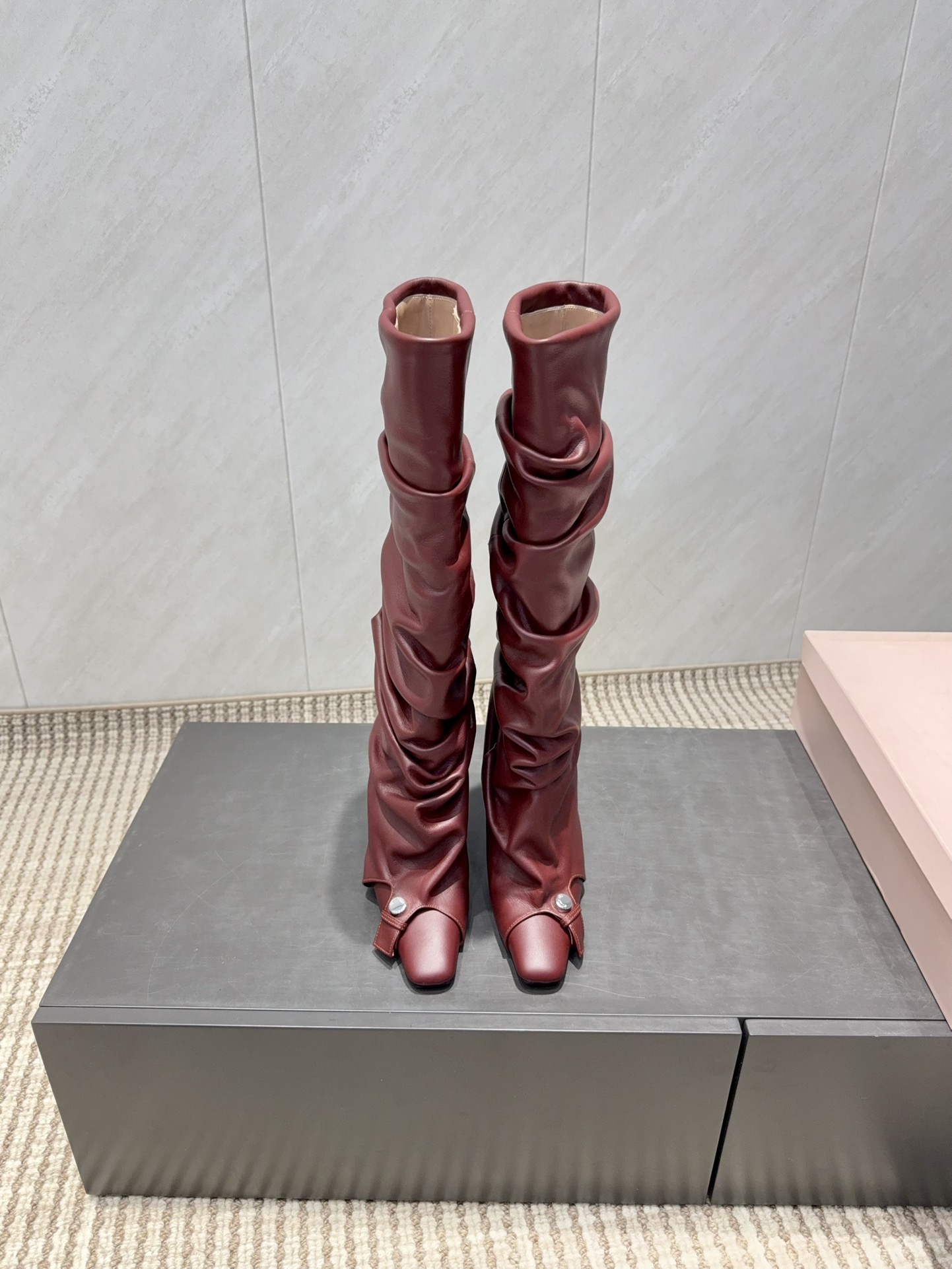 NO:628370,: 'Exclusive top version' The ATTICO/vs autumn latest fashion popular boots series... [Pile-on high boots] A one-to-one replica of the original version, all the positions are just right, a popular online style, a top leisure vacation series. Big names and internet celebrities unanimously pursue this style, and it is even out of stock. Retro boots are an indispensable item in midsummer. They are very attractive and fashionable sports style, show your elegance, lightness, slimming and white feet in your way. Original custom-made cowhide fabric  Original customized cowhide lining, original customized cowhide for feet, original customized leather sole for outsole, 9.5CM heel height, original customized full set of packaging, code number: 35-39 (40.41.42. Customization is non-returnable) Color: official website updated simultaneously, boots, boots, cowhide19860909:《独家顶级版本》 The ATTICO/vs秋季最新时装爆款靴子系列……【堆皱一脚蹬高靴】  原版一比一复刻,所有的位置刚刚好 ,网红爆款,顶级休闲度假系列 大咖网红一致追求此款,更是断货一度难求 盛夏不可缺少的单品复古靴子,上脚极具吸引时髦运动风尚,以你的方式彰显你的优雅、轻便、显瘦、显脚白 面料原版定制牛皮 内里原版定制牛皮 垫脚原版定制牛皮 大底原版定制真皮底 跟高9.5CM 包装原版定制全套包装 码数:35-39（40.41.42.定制不退换） 颜色:官网同步更新,靴子,boots,cowhide,Women's Shoes