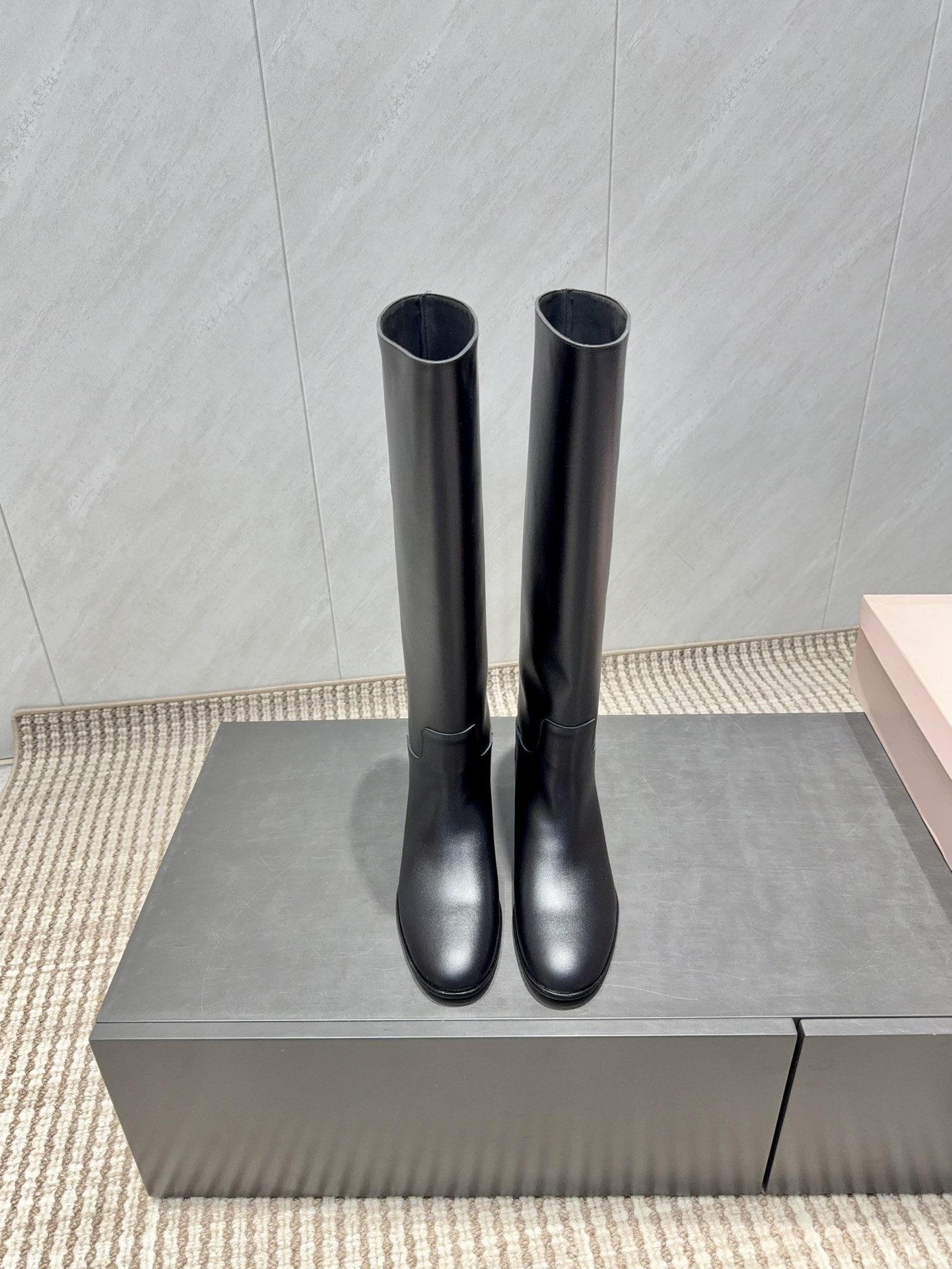 NO:628377,'Exclusive top version' ETRO/vs autumn latest fashion popular boots series... [Round-toe one-leg high boots] A one-to-one replica of the original version, all the positions are just right, a popular online style, top leisure vacation series. Big celebrities and Internet celebrities unanimously pursue this style, and it is even out of stock. Retro boots are an indispensable item in midsummer. They are very attractive and fashionable sports style. Show your elegance, lightness, slimming and white feet in your way. Fabric Original custom-made cowhide  Original customized cowhide lining, original customized cowhide for feet, original customized leather combination outsole, 2CM heel height, original customized full set of packaging, code number: 35-39 (40.41.42. Customized, non-refundable), color: official website updated simultaneously, boots, boots, cowhide19860909《独家顶级版本》 ETRO/vs秋季最新时装爆款靴子系列……【圆头一脚蹬高靴】  原版一比一复刻,所有的位置刚刚好 ,网红爆款,顶级休闲度假系列 大咖网红一致追求此款,更是断货一度难求 盛夏不可缺少的单品复古靴子,上脚极具吸引时髦运动风尚,以你的方式彰显你的优雅、轻便、显瘦、显脚白 面料原版定制牛皮 内里原版定制牛皮 垫脚原版定制牛皮 大底原版定制真皮组合底 跟高2CM 包装原版定制全套包装 码数:35-39（40.41.42.定制不退换） 颜色:官网同步更新,靴子,boots,cowhide,Women's Shoes