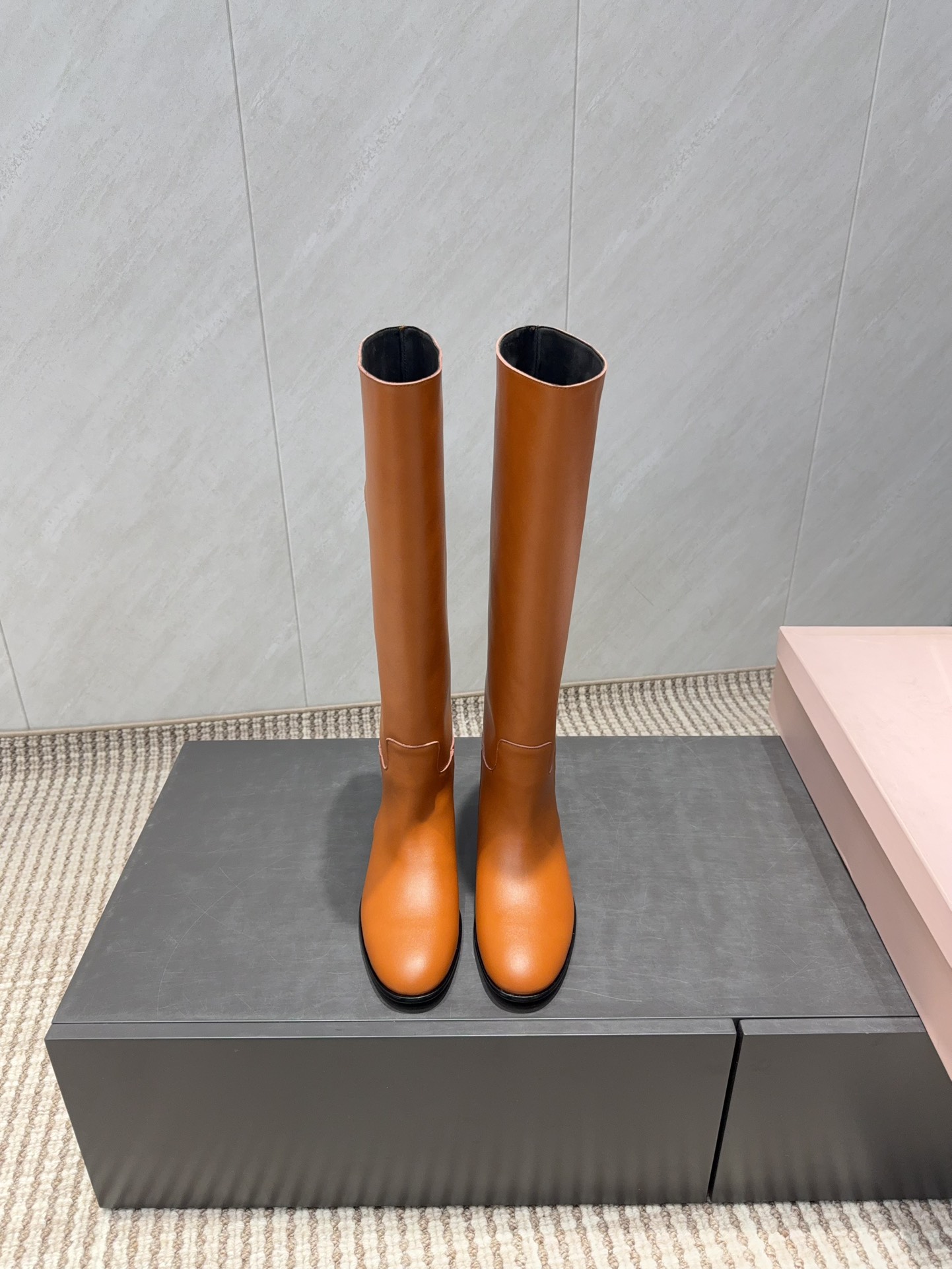 NO:628384,'Exclusive top version' ETRO/vs autumn latest fashion popular boots series... [Round-toe one-leg high boots] The original version is reproduced one to one, all the positions are just right, a popular online style, top leisure vacation series. Big celebrities and internet celebrities unanimously pursue this style, and it is even out of stock. Retro boots are an indispensable item in midsummer. They are very attractive and fashionable sports style. Show your elegance, lightness and slimming in your way... Fabric Original customized cowhide  Original customized cowhide lining, original customized cowhide for feet, original customized leather combination outsole, 2CM heel height, original customized full set of packaging, code number: 35-39 (40.41.42. Customized, non-refundable), color: official website updated simultaneously, boots, boots, cowhide19860909《独家顶级版本》 ETRO/vs秋季最新时装爆款靴子系列……【圆头一脚蹬高靴】  原版一比一复刻,所有的位置刚刚好 ,网红爆款,顶级休闲度假系列 大咖网红一致追求此款,更是断货一度难求 盛夏不可缺少的单品复古靴子,上脚极具吸引时髦运动风尚,以你的方式彰显你的优雅、轻便、显瘦… 面料原版定制牛皮 内里原版定制牛皮 垫脚原版定制牛皮 大底原版定制真皮组合底 跟高2CM 包装原版定制全套包装 码数:35-39（40.41.42.定制不退换） 颜色:官网同步更新,靴子,boots,cowhide,Women's Shoes