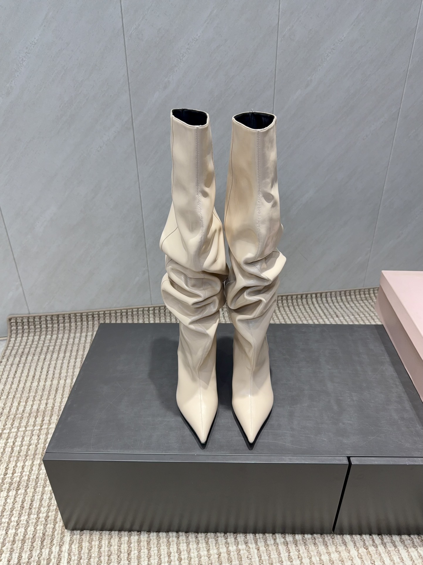 NO:628390,'Exclusive top version' Balmaln/vs autumn's latest popular fashion boots series... [Pointed toe ruffled wedge high boots] The original version is reproduced one to one, all the positions are just right, a popular Internet celebrity, top leisure vacation series. Big celebrities and Internet celebrities unanimously pursue this style, and it is even out of stock. Retro boots are an indispensable item in midsummer. They are very attractive and fashionable sports style, show your elegance, lightness and slimming in your way... Fabric Original custom-made cowhide  Original customized cowhide lining, original customized cowhide for feet, original customized leather combination outsole, 7.5CM heel height, original customized full set of packaging, code number: 35-39 (40.41.42. Customization is non-returnable) Color: official website updated simultaneously, boots, balmain, boots, cowhide19860909《独家顶级版本》 Balmaln/vs秋季最新时装爆款靴子系列……【尖头堆皱坡跟高靴】  原版一比一复刻,所有的位置刚刚好 ,网红爆款,顶级休闲度假系列 大咖网红一致追求此款,更是断货一度难求 盛夏不可缺少的单品复古靴子,上脚极具吸引时髦运动风尚,以你的方式彰显你的优雅、轻便、显瘦… 面料原版定制牛皮 内里原版定制牛皮 垫脚原版定制牛皮 大底原版定制真皮组合底 跟高7.5CM 包装原版定制全套包装 码数:35-39（40.41.42.定制不退换） 颜色:官网同步更新,靴子,balmain,boots,cowhide,Women's Shoes