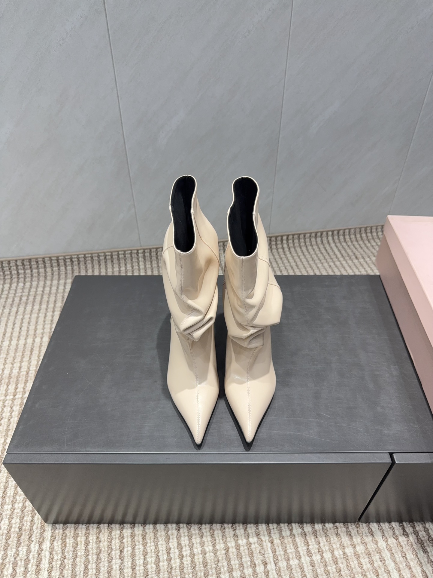 NO:628395,'Exclusive top version' Balmaln/vs autumn latest fashion popular boots series... [Pointed toe ruffled wedge heel short boots] The original version is reproduced one to one, all the positions are just right, a popular online style, top leisure vacation series. Big celebrities and internet celebrities unanimously pursue this style, and it is even out of stock. Retro boots are an indispensable item in midsummer. They are very attractive and fashionable sports style, show your elegance, lightness and slimming in your way... Fabric Original custom-made cowhide  Original customized cowhide lining, original customized cowhide for feet, original customized leather combination outsole, 7.5CM heel height, original customized full set of packaging, code number: 35-39 (40.41.42. Customization is non-returnable) Color: official website updated simultaneously, boots, balmain, boots, cowhide19860909《独家顶级版本》 Balmaln/vs秋季最新时装爆款靴子系列……【尖头堆皱坡跟短靴】  原版一比一复刻,所有的位置刚刚好 ,网红爆款,顶级休闲度假系列 大咖网红一致追求此款,更是断货一度难求 盛夏不可缺少的单品复古靴子,上脚极具吸引时髦运动风尚,以你的方式彰显你的优雅、轻便、显瘦… 面料原版定制牛皮 内里原版定制牛皮 垫脚原版定制牛皮 大底原版定制真皮组合底 跟高7.5CM 包装原版定制全套包装 码数:35-39（40.41.42.定制不退换） 颜色:官网同步更新,靴子,balmain,boots,cowhide,Women's Shoes