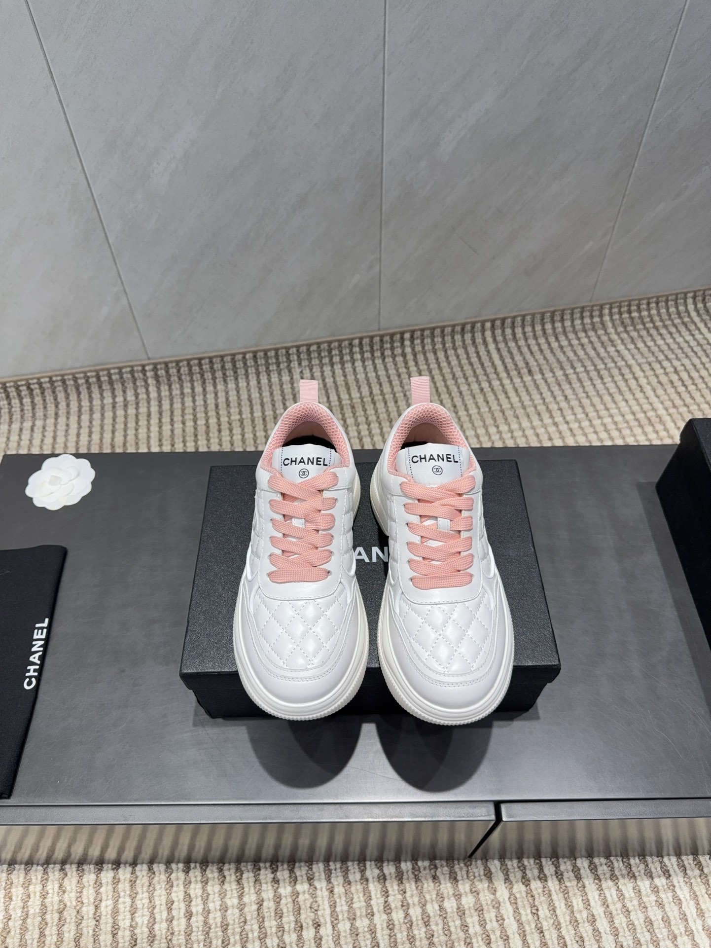 NO:630048,: 'Exclusive top version' Xiaoxiang C's 2025 vs early autumn hot casual series... [Thick-soled color-blocking casual shoes] Fairy style, the latest color-blocking shoes are amazing, irresistible, the latest biscuit shoes are currently super popular colorful casual shoes, the Internet celebrity Xiaohongshu is crazy about them, and is on sale. The silly and cute style has a bit of a retro flavor!  Special shape, very recognizable, slim and long legs, absolutely powerful, very comfortable to wear, good appearance, comfortable, and heightening. I must recommend it to everyone, the main feature of this year's series, minimalist style... Fabric: Original customized cowhide electric embroidery process. Lining: Original customized breathable mesh. Foot: Original customized injection molding pad. Outsole: Original open mold foam molding. Number of yards: 35-39 (40.41. Customization is not returnable)  Packaging: original full set of packaging Color: official website updated simultaneously, casual shoes/sports shoes, chanel, sneakers, cowhide19860909:《独家顶级版本》 小香C家2025vs早秋火爆休闲系列…【厚底拼色休闲鞋】  仙女款,最新的拼色绝了,无法抗拒,最新饼干鞋目前超级流行的彩色休闲鞋,网红明星小红书狂追热推 发售蠢萌可爱的造型带了点复古味！ 造型特殊,很有辨识度, 显瘦显腿长,绝对实力派,穿上也很舒服,高颜值 舒适,增高 一定要推荐给大家,今年系列的主打, 极简的风格…… 面料:原版定制牛皮电绣工艺 内里:原版定制透气网 垫脚:原版定制注塑成型垫 大底:原版开模发泡成型底 码数:35-39（40.41.定制不退换） 包装:原版全套包装 颜色:官网同步更新,休闲鞋/运动鞋,chanel,sneakers,cowhide,Women's Shoes