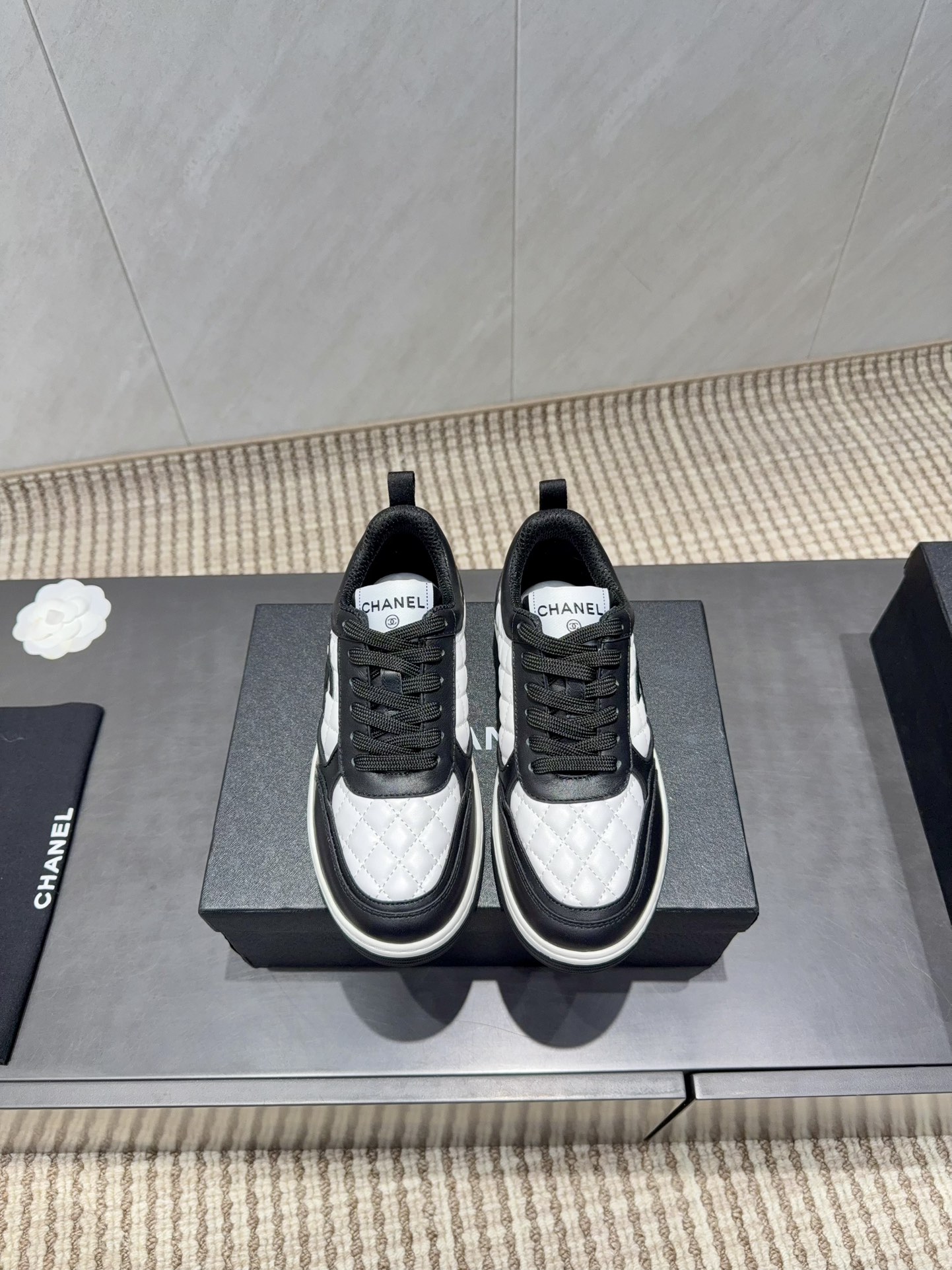 NO:630052,: 'Exclusive top version' Xiaoxiang C's 2025 vs early autumn hot casual series... [Thick-soled color-blocking casual shoes] Fairy style, the latest color-blocking shoes are amazing, irresistible, the latest biscuit shoes are currently super popular colorful casual shoes, the Internet celebrity Xiaohongshu is crazy about them, and is on sale. The silly and cute style has a bit of a retro flavor!  Special shape, very recognizable, slim and long legs, absolutely powerful, very comfortable to wear, good appearance, comfortable, and heightening. I must recommend it to everyone, the main feature of this year's series, minimalist style... Fabric: Original customized cowhide electric embroidery process Lining: Original customized breathable mesh Foot: Original customized injection molding pad Outsole: Original open-molded TPU two-color molded bottom Size: 35-39 (40.41. Customization is not returnable)  Packaging: original full set of packaging Color: official website updated simultaneously, casual shoes/sports shoes, chanel, sneakers, cowhide19860909:《独家顶级版本》 小香C家2025vs早秋火爆休闲系列…【厚底拼色休闲鞋】  仙女款,最新的拼色绝了,无法抗拒,最新饼干鞋目前超级流行的彩色休闲鞋,网红明星小红书狂追热推 发售蠢萌可爱的造型带了点复古味！ 造型特殊,很有辨识度, 显瘦显腿长,绝对实力派,穿上也很舒服,高颜值 舒适,增高 一定要推荐给大家,今年系列的主打, 极简的风格…… 面料:原版定制牛皮电绣工艺 内里:原版定制透气网 垫脚:原版定制注塑成型垫 大底:原版开模TPU双色成型底 码数:35-39（40.41.定制不退换） 包装:原版全套包装 颜色:官网同步更新,休闲鞋/运动鞋,chanel,sneakers,cowhide,Women's Shoes