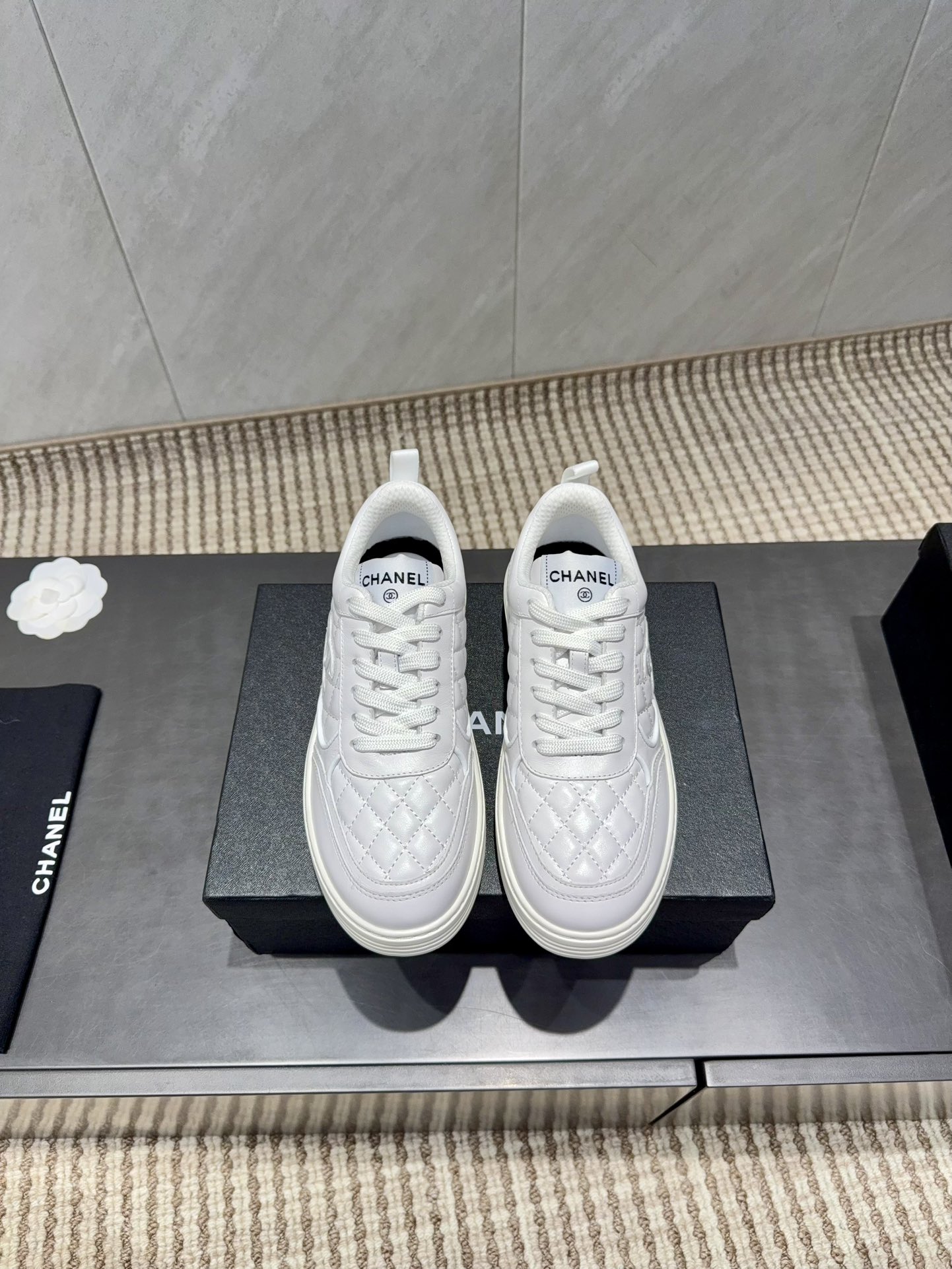 NO:630056,: 'Exclusive top version' Xiaoxiang C's 2025 vs early autumn hot casual series... [Thick-soled color-blocking casual shoes] Fairy style, the latest color-blocking shoes are amazing, irresistible, the latest biscuit shoes are currently super popular colorful casual shoes, the Internet celebrity Xiaohongshu is crazy about them, and is on sale. The silly and cute style has a bit of a retro flavor!  Special shape, very recognizable, slim and long legs, absolutely powerful, very comfortable to wear, good appearance, comfortable, and heightening. I must recommend it to everyone, the main feature of this year's series, minimalist style... Fabric: Original customized cowhide electric embroidery process Lining: Original customized breathable mesh Foot: Original customized injection molding pad Outsole: Original open-molded TPU molded bottom Size: 35-39 (40.41. Customization is not returnable)  Packaging: original full set of packaging Color: official website updated simultaneously, casual shoes/sports shoes, chanel, sneakers, cowhide19860909:《独家顶级版本》 小香C家2025vs早秋火爆休闲系列…【厚底拼色休闲鞋】  仙女款,最新的拼色绝了,无法抗拒,最新饼干鞋目前超级流行的彩色休闲鞋,网红明星小红书狂追热推 发售蠢萌可爱的造型带了点复古味！ 造型特殊,很有辨识度, 显瘦显腿长,绝对实力派,穿上也很舒服,高颜值 舒适,增高 一定要推荐给大家,今年系列的主打, 极简的风格…… 面料:原版定制牛皮电绣工艺 内里:原版定制透气网 垫脚:原版定制注塑成型垫 大底:原版开模TPU成型底 码数:35-39（40.41.定制不退换） 包装:原版全套包装 颜色:官网同步更新,休闲鞋/运动鞋,chanel,sneakers,cowhide,Women's Shoes