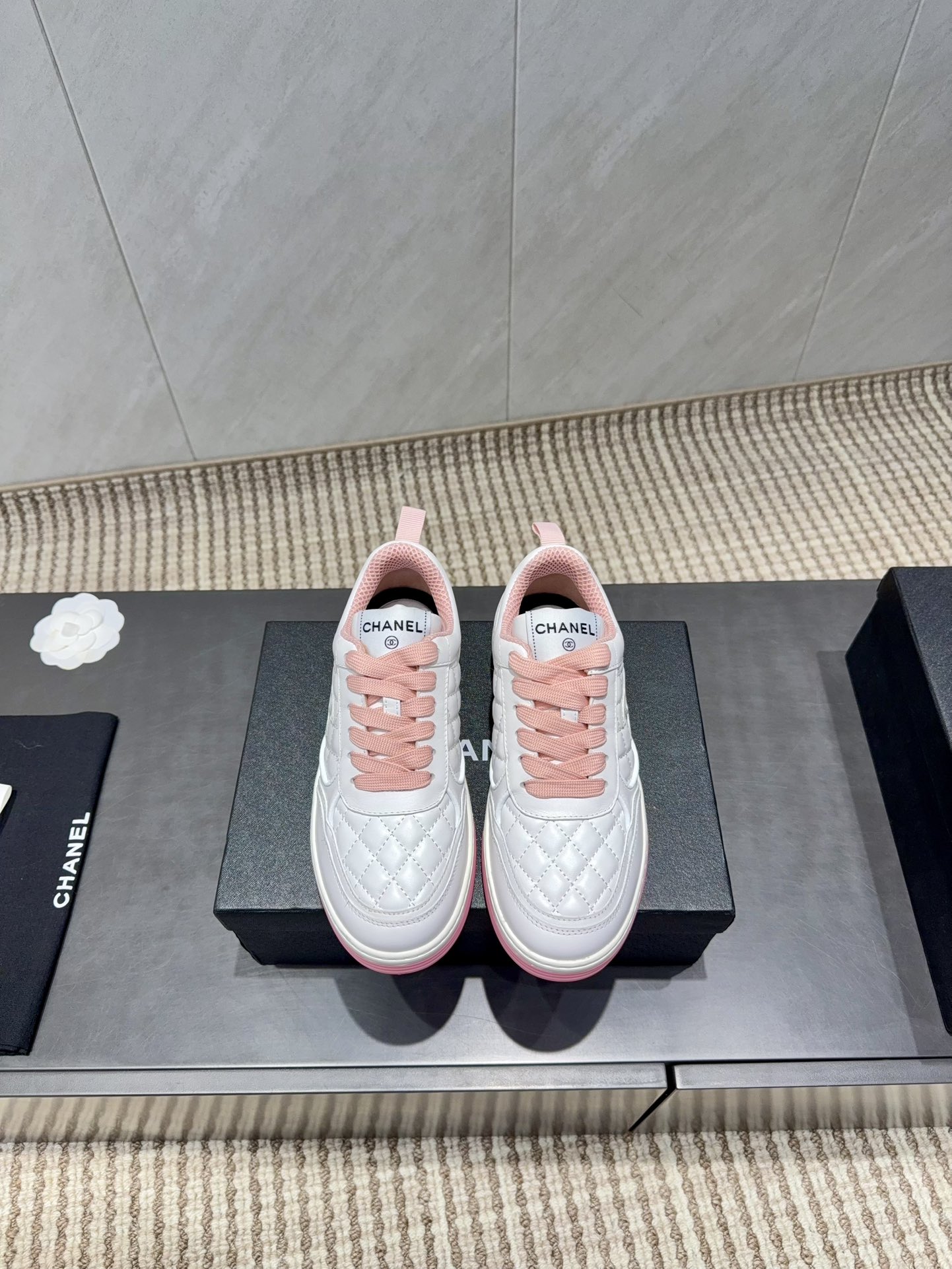 NO:630060,: 'Exclusive top version' Xiaoxiang C's 2025 vs early autumn hot casual series... [Thick-soled color-blocking casual shoes] Fairy style, the latest color-blocking shoes are amazing, irresistible, the latest biscuit shoes are currently super popular colorful casual shoes, the Internet celebrity Xiaohongshu is crazy about them, and is on sale. The silly and cute style has a bit of a retro flavor!  Special shape, very recognizable, slim and long legs, absolutely powerful, very comfortable to wear, good appearance, comfortable, and heightening. I must recommend it to everyone, the main feature of this year's series, minimalist style... Fabric: Original customized cowhide electric embroidery process Lining: Original customized breathable mesh Foot: Original customized injection molding pad Outsole: Original open-molded TPU two-color molded bottom Size: 35-39 (40.41. Customization is not returnable)  Packaging: original full set of packaging Color: official website updated simultaneously, casual shoes/sports shoes, chanel, sneakers, cowhide19860909:《独家顶级版本》 小香C家2025vs早秋火爆休闲系列…【厚底拼色休闲鞋】  仙女款,最新的拼色绝了,无法抗拒,最新饼干鞋目前超级流行的彩色休闲鞋,网红明星小红书狂追热推 发售蠢萌可爱的造型带了点复古味！ 造型特殊,很有辨识度, 显瘦显腿长,绝对实力派,穿上也很舒服,高颜值 舒适,增高 一定要推荐给大家,今年系列的主打, 极简的风格…… 面料:原版定制牛皮电绣工艺 内里:原版定制透气网 垫脚:原版定制注塑成型垫 大底:原版开模TPU双色成型底 码数:35-39（40.41.定制不退换） 包装:原版全套包装 颜色:官网同步更新,休闲鞋/运动鞋,chanel,sneakers,cowhide,Women's Shoes