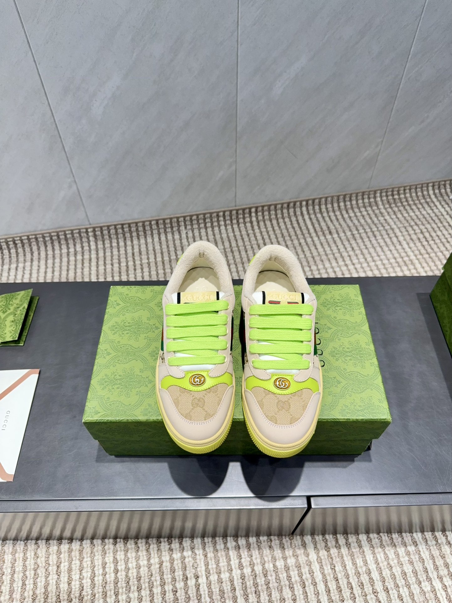 NO:630066,Couple's 'Exclusive Top Version' [Color-blocked Dirty Shoes for Couples] The entire series of G's Gucci dirty shoes has been upgraded. Long-term production. GG Gucci series of distressed casual dirty shoes for the catwalk. ZP developed pure original version...metal double G crystal cylindrical mark...Gucc original pattern ribbon...upper color rubbed cowhide frosted splicing classic double G cloth. Fabric: Customized cowhide, customized original letter fabric, full oil edge sealing process. Inner: Customized original terry cloth, delicate, soft, more comfortable and breathable.  Feet: Integrated cowhide latex injection molding, private mold stamping Outsole: Original open-mold two-color TPU outsole (lower layer is wider, upper layer is narrower) Packaging: Original airplane box packaging Code number: 35-44 (female 41. Male 38.45. Customized and non-returnable) Color: Official website updated simultaneously, casual shoes/sports shoes, gucci, gucci, gucci, sneakers, cowhide19860909情侣《独家顶级版本》【情侣拼色小脏鞋】 G家古驰小脏鞋全系列升级 长期做货 GG古奇系列做旧休闲小脏鞋走秀款 ZP开发纯原版本……金属双G水晶圆柱形标……Gucc原版纹织带……鞋面擦色牛皮磨砂拼接经典双G布 面料:定制牛皮定制原版字母布料全油边封口工艺 内里:定制原版毛巾布里,细腻柔软更舒适透气 垫脚:牛皮乳胶注塑一体,私模钢印  大底:原版开模双色TPU大底(下层宽,上层窄) 包装:原版飞机盒包装 码数:35-44（女41.男38.45.定制不退换） 颜色:官网同步更新,休闲鞋/运动鞋,gucci,gucci,gucci,sneakers,cowhide,Women's Shoes