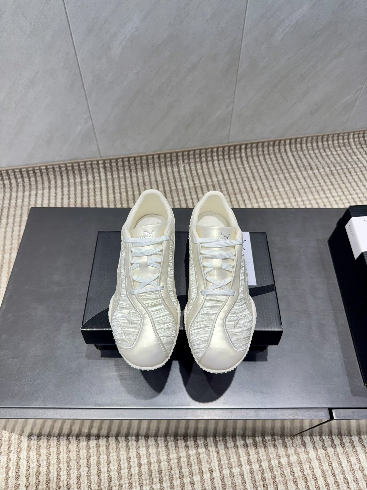 NO:630664,'Exclusive top version' PUMA 25vs latest popular casual series in autumn and winter...[Color-blocking sports and leisure shoes] Puma Puma Speedca 'Whisper Of Pink/Chamomile' high-speed racing series low-top moral training style splicing retro versatile casual sports racing shoes, through the unique retro football shoe shape, has instantly become the absolute focus of the recent shoe circle. The upper is made of original custom cowhide and silk wrinkle technology, and the inner lining is made of original custom sheepskin.  Original outsole molded base, wear-resistant velvet combination sole, code number 35-39 (40 customized, non-returnable), original full set of packaging, colors updated simultaneously on the official website, casual shoes/sports shoes, sneakers, cowhide, sheepskin, real silk19860909《独家顶级版本》 PUMA彪马 25vs秋冬最新爆款休闲系列…【拼色运动休闲鞋】 彪马Puma Speedca 'Whisper Of Pink/Chamomile”极速赛车系列低帮德训风拼接复古百搭休闲运动赛车鞋 ,通过独特的复古足球鞋型示人,也瞬间成为近期鞋圈的绝对焦点. 鞋面原版定制牛皮真丝折皱工艺 内里原版定制羊皮 大底原版开模底片耐磨绒组合底 码数35-39（40定制不退换） 包装原版全套包装 颜色官网同步更新,休闲鞋/运动鞋,sneakers,cowhide,sheepskin,real silk,Women's Shoes