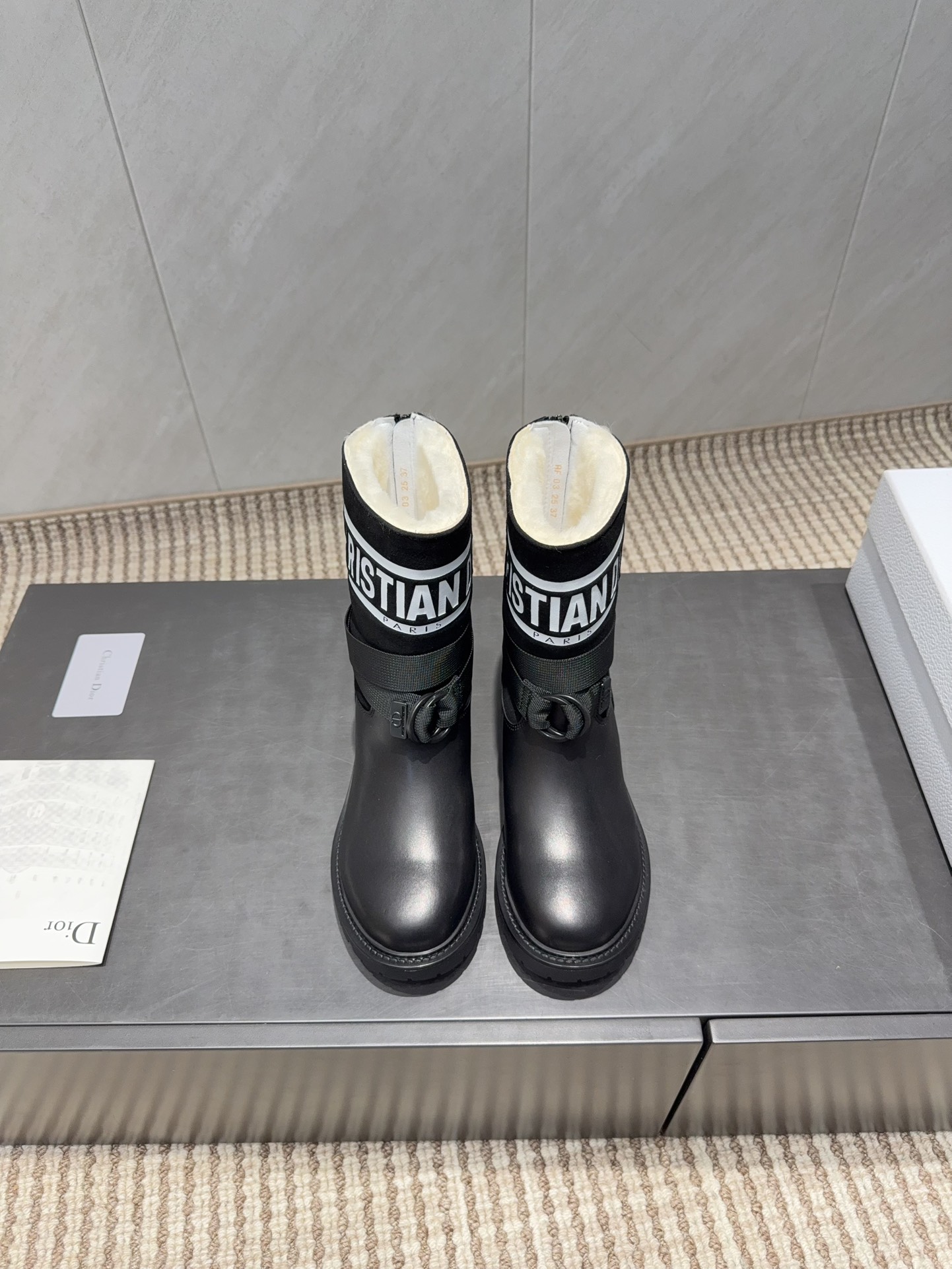 NO:630067,Maoli's 'Exclusive Top Version' DIO*R Dior 2025 vs Autumn Classic Boots Series...[Retro Round Toe Mid-Boots] Original reproduction, completely different details, new retro technology electric embroidery weathervane, eye-catching time, simple and versatile... Fabric original custom cowhide printed letter craft Original custom sheepskin lining Original custom sheepskin outsole Original molded foam bottom Code number 35-39 (40..41 customization is not returnable) Packaging Original full set of packaging  The color official website is updated simultaneously, boots, dior, dior, boots, cowhide, sheepskin19860909毛里《独家顶级版本》 DIO*R迪奥2025vs秋季经典靴子系列…【复古圆头中靴】 原版复刻,细节完全区别,全新复古科技电绣风向标,时间抢眼,简约百搭不平凡…… 面料原版定制牛皮打印字母工艺 内里原版定制羊皮 垫脚原版定制羊皮 大底原版开模发泡成型底 码数35—39（40..41定制不退换） 包装原版全套包装 颜色官网同步更新,靴子,dior,dior,boots,cowhide,sheepskin,Women's Shoes