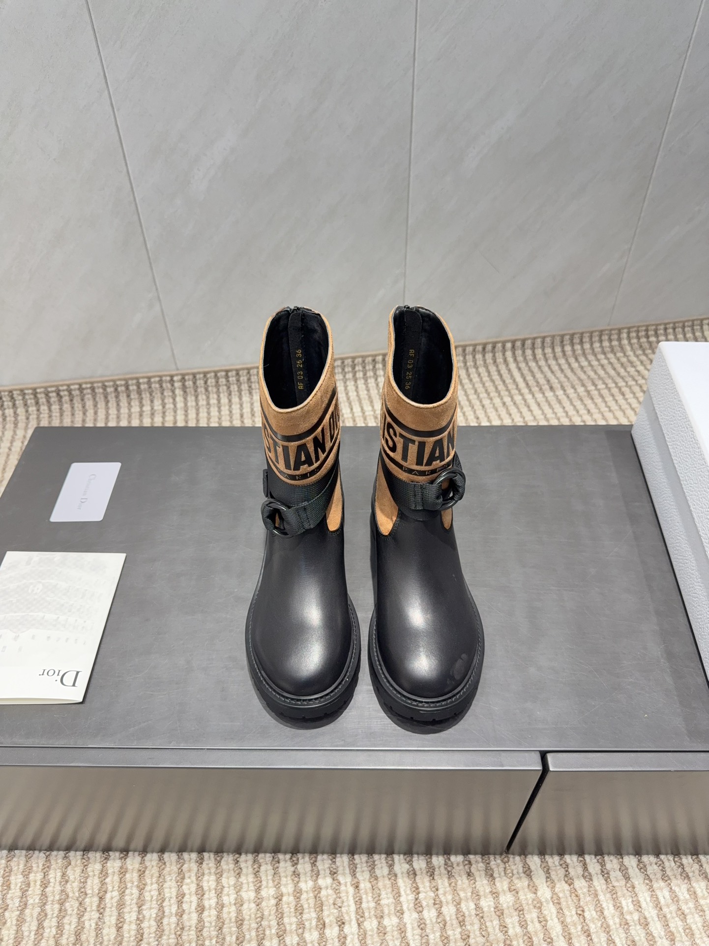 NO:630069,Pili's 'Exclusive Top Version' DIO*R Dior 2025 vs Autumn Classic Boots Series... [Retro Round Toe Mid-Boots] Original reproduction, completely different details, new retro technology electric embroidery weathervane, eye-catching time, simple and versatile... Fabric original custom cowhide printed letter craft Original custom sheepskin lining Original custom sheepskin outsole Original open mold foaming bottom Code number 35-39 (40..41 customization is not returnable) Original full set of packaging  The color official website is updated simultaneously, boots, dior, dior, boots, cowhide, sheepskin19860909皮里《独家顶级版本》 DIO*R迪奥2025vs秋季经典靴子系列…【复古圆头中靴】 原版复刻,细节完全区别,全新复古科技电绣风向标,时间抢眼,简约百搭不平凡…… 面料原版定制牛皮打印字母工艺 内里原版定制羊皮 垫脚原版定制羊皮 大底原版开模发泡成型底 码数35—39（40..41定制不退换） 包装原版全套包装 颜色官网同步更新,靴子,dior,dior,boots,cowhide,sheepskin,Women's Shoes