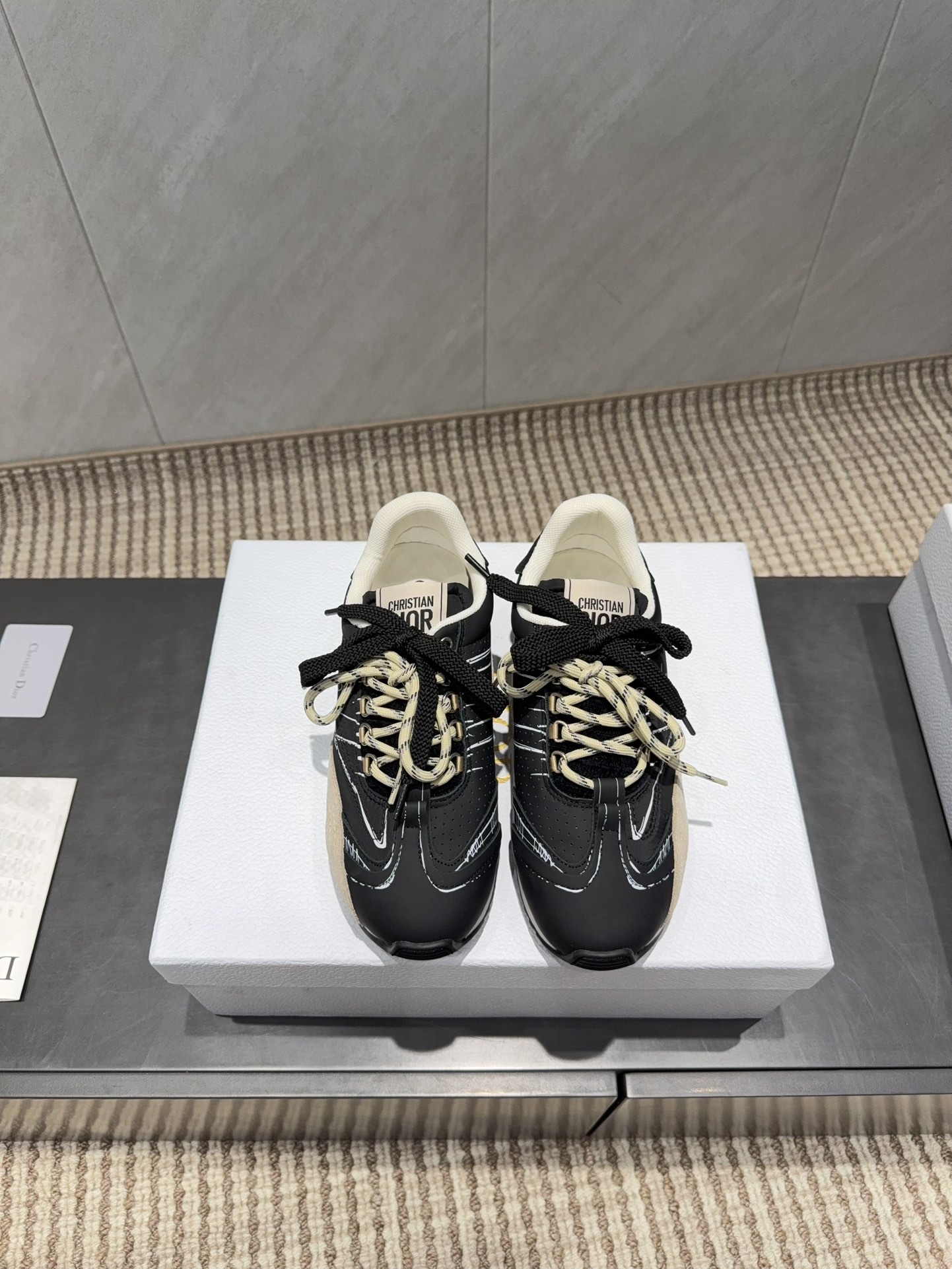 NO:630051,'Exclusive top version' D*ior2025vs new autumn casual shoe series... [Color-blocked hand-painted casual shoes] This D*ior Star sneaker continues the timeless silhouette and is carefully made of white cow leather, so it will be particularly comfortable on the feet. It is decorated with tonal suede panels and metal stars to decorate the lace eyelets to enhance the style. The style is light and matched with the 'Christian D*ior' logo thin sole. It is suitable for all seasons. It can be matched with various casual styles to add a finishing touch. It is classic and super durable...  Fabric: original customized cowhide hand-painted craftsmanship Lining: original customized breathable mesh material Foot: breathable mesh injection molding Outsole: original molded TPU combination bottom Packaging: original full set of packaging Code number: 35-39 (40.41. Customization is not returnable) Color: official website updated simultaneously, casual shoes/sports shoes, sneakers, cowhide19860909《独家顶级版本》  D*ior2025vs秋季新款休闲鞋系列……【拼色手绘休闲鞋】 这款D*ior Star运动鞋延续经久不衰的轮廓,采用白色牛皮革精心制作,所以上脚会特别的舒服,饰以同色调绒面革镶片金属星星装饰鞋带孔眼,提升格调,款式轻盈搭配“Christian D*ior”标志薄鞋底,四季皆宜,可与各式休闲造型搭配,增添点睛之笔,经典超耐看…… 面料:原版定制牛皮手绘工艺 内里:原版定制透气网料 垫脚:透气网注塑成型 大底:原版开模TPU组合底 包装:原版全套包装 码数:35-39（40.41.定制不退换） 颜色:官网同步更新,休闲鞋/运动鞋,sneakers,cowhide,Women's Shoes