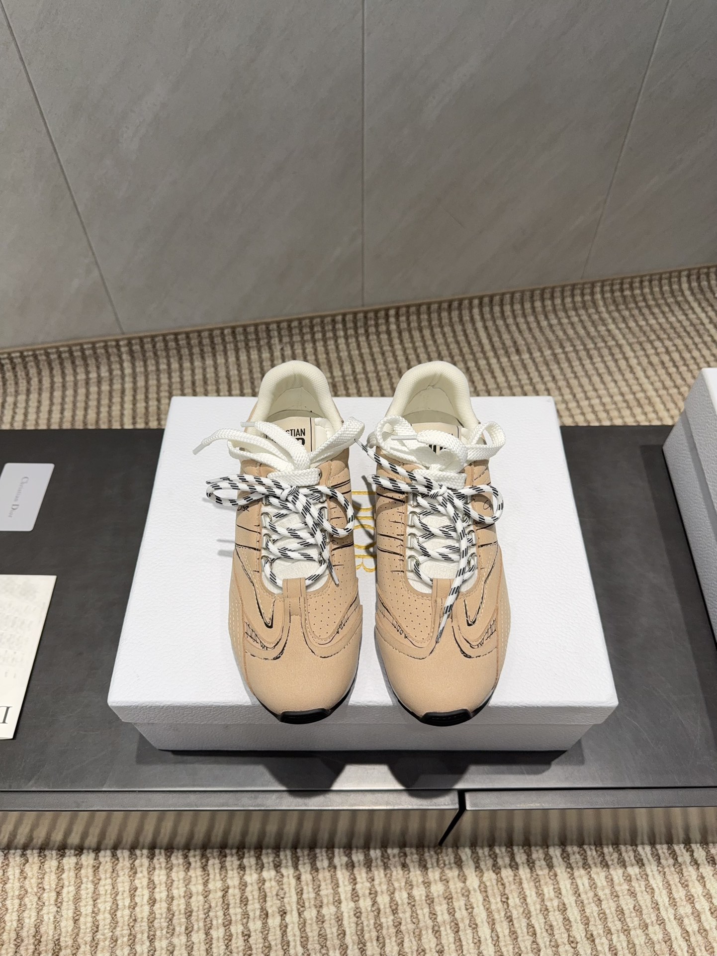 NO:630055,'Exclusive top version' D*ior2025vs the latest casual shoe series for autumn... [Color-blocked hand-painted casual shoes] This D*ior Star sneaker continues the timeless silhouette and is carefully made of white cow leather, so it will be particularly comfortable on the feet. It is decorated with tonal suede panels and metal stars to decorate the lace eyelets to enhance the style. The style is light and matched with the 'Christian D*ior' logo thin sole. It is suitable for all seasons. It can be matched with various casual styles to add a finishing touch. It is classic and super durable...  Fabric: original customized cowhide hand-painted craftsmanship Lining: original customized breathable mesh material Foot: breathable mesh injection molding Outsole: original molded TPU combination bottom Packaging: original full set of packaging Code number: 35-39 (40.41. Customization is not returnable) Color: official website updated simultaneously, casual shoes/sports shoes, sneakers, cowhide19860909《独家顶级版本》 D*ior2025vs秋季最新休闲鞋系列……【拼色手绘休闲鞋】 这款D*ior Star运动鞋延续经久不衰的轮廓,采用白色牛皮革精心制作,所以上脚会特别的舒服,饰以同色调绒面革镶片金属星星装饰鞋带孔眼,提升格调,款式轻盈搭配“Christian D*ior”标志薄鞋底,四季皆宜,可与各式休闲造型搭配,增添点睛之笔,经典超耐看…… 面料:原版定制牛皮手绘工艺 内里:原版定制透气网料 垫脚:透气网注塑成型 大底:原版开模TPU组合底 包装:原版全套包装 码数:35-39（40.41.定制不退换） 颜色:官网同步更新,休闲鞋/运动鞋,sneakers,cowhide,Women's Shoes