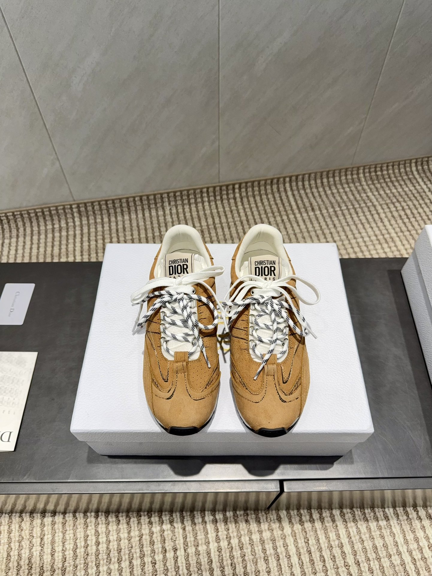 NO:630059,'Exclusive top version' D*ior2025vs new autumn casual shoe series... [Color-blocked hand-painted casual shoes] This D*ior Star sneaker continues the timeless silhouette and is carefully made of white cow leather, so it will be particularly comfortable on the feet. It is decorated with tonal suede panels and metal stars to decorate the lace eyelets to enhance the style. The style is light and matched with the 'Christian D*ior' logo thin sole. It is suitable for all seasons. It can be matched with various casual styles to add a finishing touch. It is classic and super durable...  Fabric: original customized cowhide hand-painted craftsmanship Lining: original customized breathable mesh material Foot: breathable mesh injection molding Outsole: original molded TPU combination bottom Packaging: original full set of packaging Code number: 35-39 (40.41. Customization is not returnable) Color: official website updated simultaneously, casual shoes/sports shoes, sneakers, cowhide19860909《独家顶级版本》  D*ior2025vs秋季新款休闲鞋系列……【拼色手绘休闲鞋】 这款D*ior Star运动鞋延续经久不衰的轮廓,采用白色牛皮革精心制作,所以上脚会特别的舒服,饰以同色调绒面革镶片金属星星装饰鞋带孔眼,提升格调,款式轻盈搭配“Christian D*ior”标志薄鞋底,四季皆宜,可与各式休闲造型搭配,增添点睛之笔,经典超耐看…… 面料:原版定制牛皮手绘工艺 内里:原版定制透气网料 垫脚:透气网注塑成型 大底:原版开模TPU组合底 包装:原版全套包装 码数:35-39（40.41.定制不退换） 颜色:官网同步更新,休闲鞋/运动鞋,sneakers,cowhide,Women's Shoes