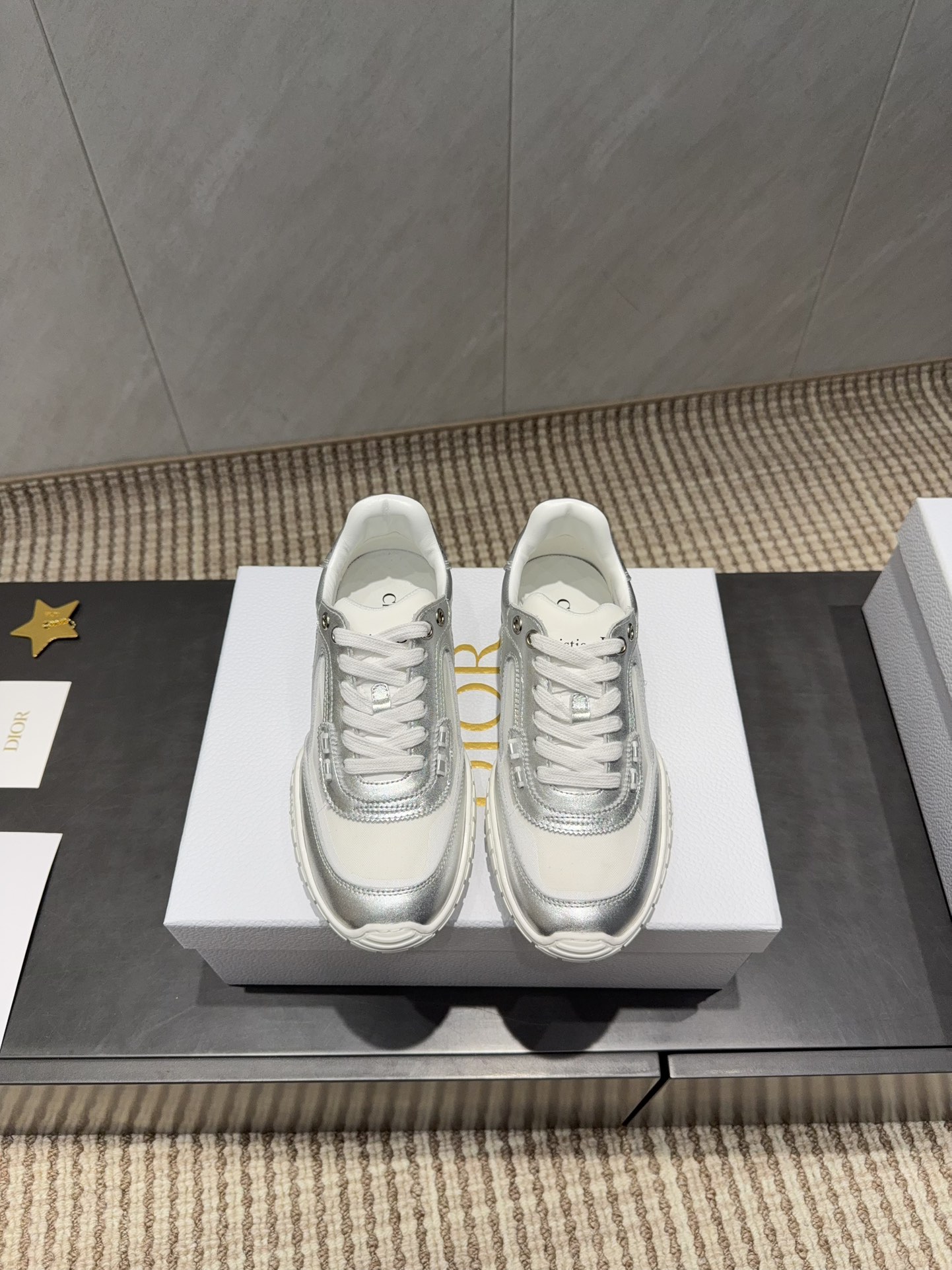 NO:630062,'Exclusive top version' D*ior2025vs new autumn casual series... [Color-blocked thick-soled casual shoes] This D*ior Star sneaker continues the timeless silhouette and is carefully made of white cow leather, so it will be particularly comfortable on the feet. It is decorated with tonal suede panels and metal stars to decorate the lace eyelets to enhance the style. The style is light and matched with the 'Christian D*ior' logo thin sole. It is suitable for all seasons. It can be matched with various casual styles to add a finishing touch. It is classic and super durable...  Fabric: Original customized cowhide color matching process Lining: Original customized cowhide Foot pads: Original customized cowhide Outsole: Original molded TPU combination bottom Packaging: Original full set of packaging Number of yards: 35-39 (40. Customization is non-returnable) Color: Official website updated simultaneously, casual shoes/sports shoes, sneakers, cowhide19860909《独家顶级版本》 D*ior2025vs秋季新款休闲系列……【拼色厚底休闲鞋】 这款D*ior Star运动鞋延续经久不衰的轮廓,采用白色牛皮革精心制作,所以上脚会特别的舒服,饰以同色调绒面革镶片金属星星装饰鞋带孔眼,提升格调,款式轻盈搭配“Christian D*ior”标志薄鞋底,四季皆宜,可与各式休闲造型搭配,增添点睛之笔,经典超耐看…… 面料:原版定制牛皮拼色工艺 内里:原版定制牛皮 垫脚:原版定制牛皮 大底:原版开模TPU组合底 包装:原版全套包装 码数:35-39（40.定制不退换） 颜色:官网同步更新,休闲鞋/运动鞋,sneakers,cowhide,Women's Shoes