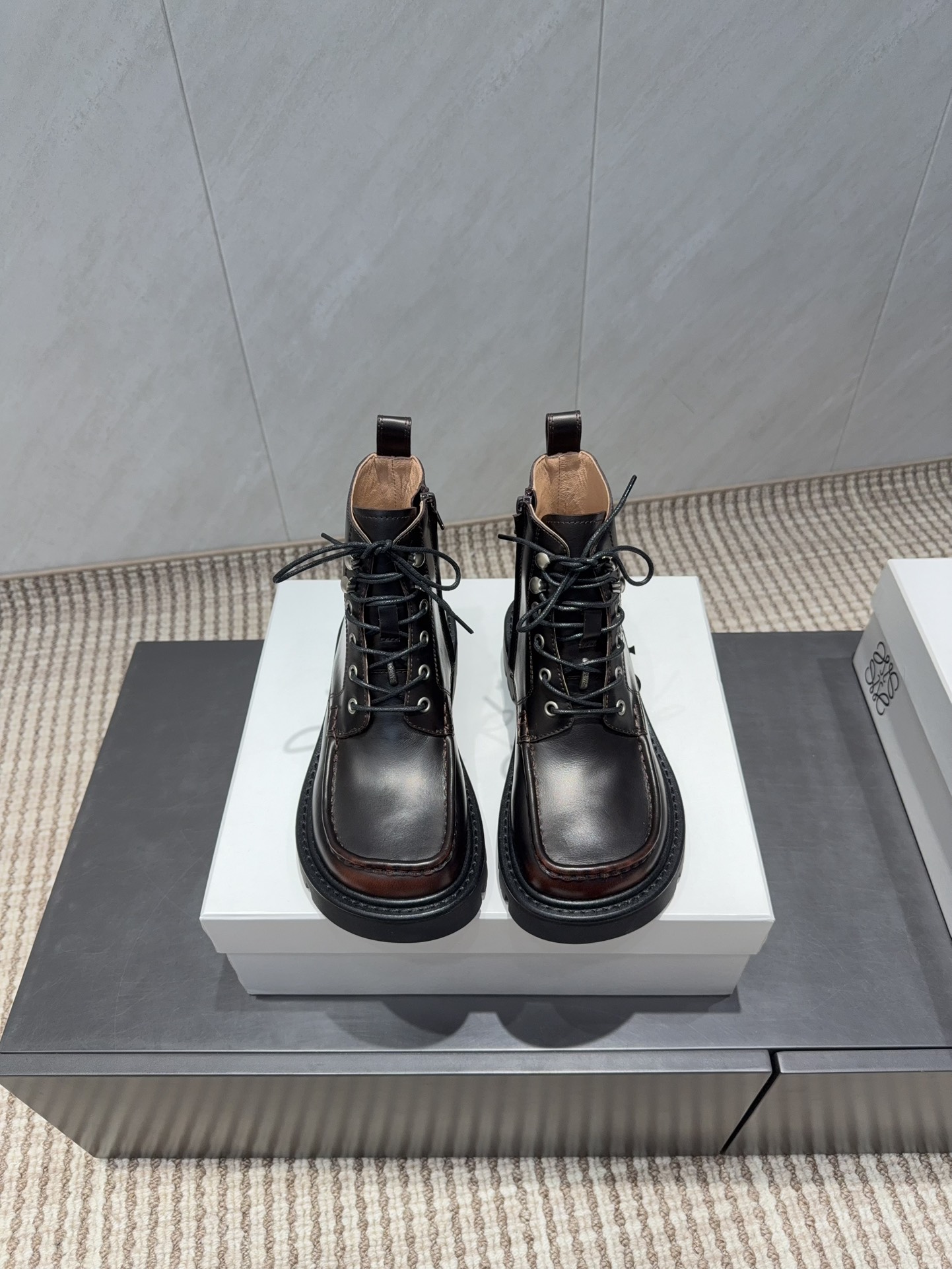 NO:630044,'Exclusive top version' L*OEWE 25 vs the latest casual boots series in autumn... [Round-toe thick-soled casual short boots] Yang Mi's same style of simple loafers, large-toe casual shoes and round-toe shoes. There is no complicated decoration, pure and minimalist, comfortable and retro literary and artistic temperament. It is worth buying. No matter how fashion changes, loafers have always been one of our must-have styles. The simple and thoughtful shoe design is very suitable for daily wear with a bit of British style!  Fabric original custom cowhide, lining original custom sheepskin, feet original custom sheepskin, outsole original molded TPU combination bottom, code number 35-39 (40.41. customized), packaging original full set of packaging, color: official website updated simultaneously, boots, loafers, boots, cowhide, sheepskin19860909《独家顶级版本》  L*OEWE罗*意威25vs秋季最新休闲靴系列……【圆头厚底休闲短靴】 杨幂同款简约乐福鞋大头休闲鞋圆头单鞋 没有任何繁杂装饰,纯粹极简,舒服又不失复古文艺气质,值得入手 无论时尚怎么变,乐福鞋一直是咱们的必入款之一 简约而又有心机的鞋款设计,非常适合日常穿搭有点英伦风的调性！ 面料原版定制牛皮 内里原版定制羊皮 垫脚原版定制羊皮 大底原版开模TPU组合底 码数35-39（40.41.定制） 包装原版全套包装 颜色:官网同步更新,靴子,loafers,boots,cowhide,sheepskin,Women's Shoes