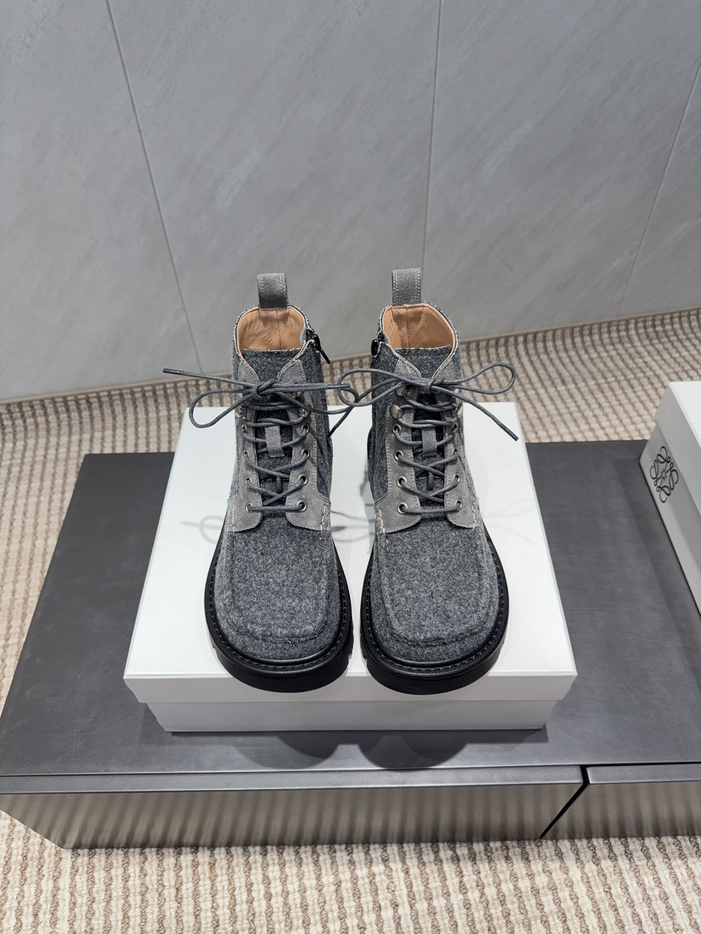 NO:630047,'Exclusive top version' L*OEWE 25 vs the latest casual boots series in autumn... [Round-toe thick-soled casual short boots] Yang Mi's same style of simple loafers, large-toe casual shoes and round-toe shoes. There is no complicated decoration, pure and minimalist, comfortable and retro literary and artistic temperament. It is worth buying. No matter how fashion changes, loafers have always been one of our must-have styles. The simple and thoughtful shoe design is very suitable for daily wear with a bit of British style!  Fabric Original custom cowhide nylon Lining Original custom sheepskin Foot pads Original custom sheepskin Outsole Original molded TPU combination bottom Code number 35-39 (40.41. Customized) Packaging Original full set of packaging Color: official website updated simultaneously, boots, loafers, boots, cowhide, sheepskin19860909《独家顶级版本》  L*OEWE罗*意威25vs秋季最新休闲靴系列……【圆头厚底休闲短靴】 杨幂同款简约乐福鞋大头休闲鞋圆头单鞋 没有任何繁杂装饰,纯粹极简,舒服又不失复古文艺气质,值得入手 无论时尚怎么变,乐福鞋一直是咱们的必入款之一 简约而又有心机的鞋款设计,非常适合日常穿搭有点英伦风的调性！ 面料原版定制牛皮毛尼布 内里原版定制羊皮 垫脚原版定制羊皮 大底原版开模TPU组合底 码数35-39（40.41.定制） 包装原版全套包装 颜色:官网同步更新,靴子,loafers,boots,cowhide,sheepskin,Women's Shoes