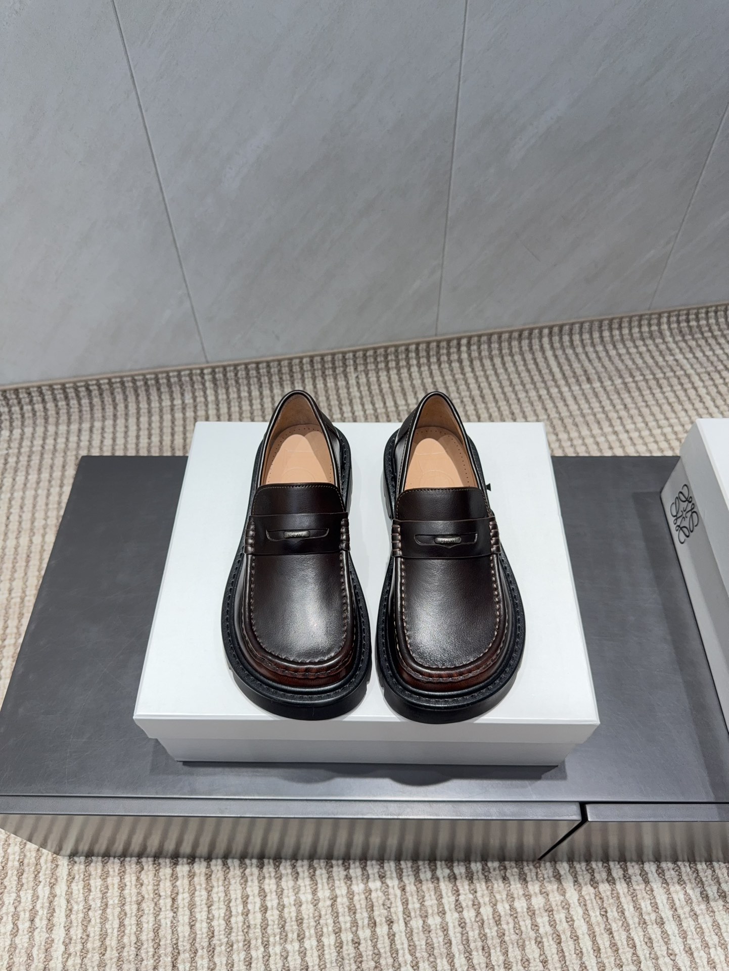 NO:630034,'Exclusive top version' L*OEWE 25 vs the latest Loaf shoes series in autumn... [Round-toe thick-soled Loaf shoes] Yang Mi's same style of simple loafers, large-toe casual shoes, round-toe shoes without any complicated decorations, pure and minimalist, comfortable and without losing the retro literary and artistic temperament, worth buying No matter how fashion changes, loafers have always been one of our must-have items  The simple yet thoughtful shoe design is very suitable for daily wear with a bit of British style!  Fabric original custom cowhide, lining original custom sheepskin, feet original custom sheepskin, outsole original molded TPU combination bottom, code number 35-39 (40.41. customized), packaging original full set of packaging, color: official website updated simultaneously, loafers, loafers, cowhide, sheepskin19860909《独家顶级版本》  L*OEWE罗*意威25vs秋季最新乐福单鞋系列……【圆头厚底乐福单鞋】 杨幂同款简约乐福鞋大头休闲鞋圆头单鞋 没有任何繁杂装饰,纯粹极简,舒服又不失复古文艺气质,值得入手 无论时尚怎么变,乐福鞋一直是咱们的必入款之一 简约而又有心机的鞋款设计,非常适合日常穿搭有点英伦风的调性！ 面料原版定制牛皮 内里原版定制羊皮 垫脚原版定制羊皮 大底原版开模TPU组合底 码数35-39（40.41.定制） 包装原版全套包装 颜色:官网同步更新,乐福鞋,loafers,cowhide,sheepskin,Women's Shoes