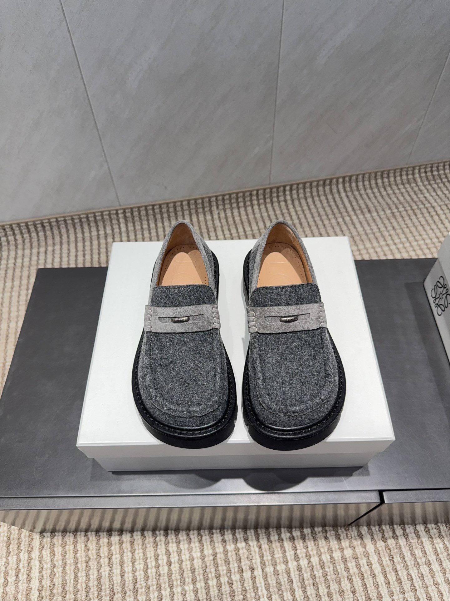 NO:630039,'Exclusive top version' L*OEWE 25 vs the latest Loaf shoes series in autumn... [Round-toe thick-soled Loaf shoes] Yang Mi's same style of simple loafers, large-toe casual shoes, round-toe shoes without any complicated decorations, pure and minimalist, comfortable and without losing the retro literary and artistic temperament, worth buying No matter how fashion changes, loafers have always been one of our must-have items  The simple yet thoughtful shoe design is very suitable for daily wear with a bit of British style!  Original fabric, custom-made cowhide and fur nylon color matching, original custom-made sheepskin lining, original custom-made sheepskin for feet, original open-molded TPU combination sole, code number 35-39 (40.41.customized), original full set of packaging, color: official website updated simultaneously, loafers, loafers, cowhide, sheepskin19860909《独家顶级版本》  L*OEWE罗*意威25vs秋季最新乐福单鞋系列……【圆头厚底乐福单鞋】 杨幂同款简约乐福鞋大头休闲鞋圆头单鞋 没有任何繁杂装饰,纯粹极简,舒服又不失复古文艺气质,值得入手 无论时尚怎么变,乐福鞋一直是咱们的必入款之一 简约而又有心机的鞋款设计,非常适合日常穿搭有点英伦风的调性！ 面料原版定制牛皮毛尼拼色 内里原版定制羊皮 垫脚原版定制羊皮 大底原版开模TPU组合底 码数35-39（40.41.定制） 包装原版全套包装 颜色:官网同步更新,乐福鞋,loafers,cowhide,sheepskin,Women's Shoes