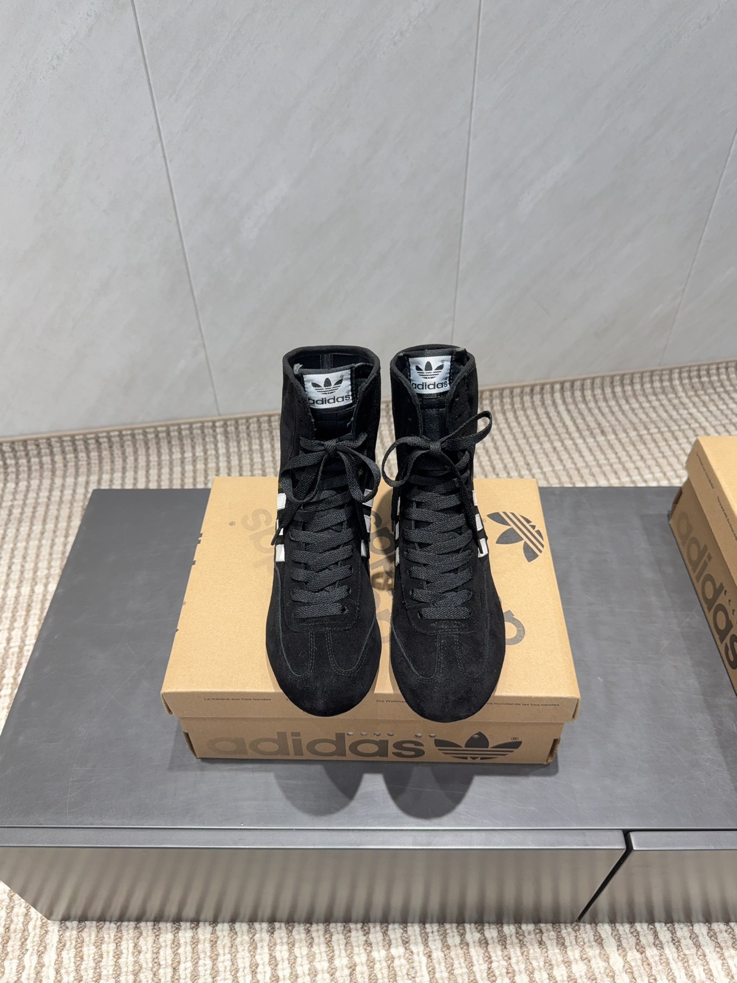 NO:630029,'Exclusive top version' Adidas 25ss new autumn boots series... [Round-toe color-blocking short boots] Fashionable and versatile, many Internet celebrity fashion bloggers have planted grass. I have to say that this design and color are too eye-catching. Basically, it can become the focus of a pair of shoes without any matching. The classic three stripes are super attractive with a retro design. The upper is original customized horse hair. The inner lining is original customized sheepskin. The outsole is original molded raw rubber anti-slip outsole.  Size 35-39 (40 customized, non-returnable) Original full set of packaging Color official website updated simultaneously, boots, adidas, boots, sheepskin19860909《独家顶级版本》  Adidas阿迪达斯25ss秋季新款靴子系列…【圆头拼色短靴】 时尚百搭 超多网红时尚博主种草 不得不说这设计这颜色太出片了 基本不用任何搭配一双鞋就能成为的焦点 经典的三条杠搭配复古小设计超耐看 鞋面原版定制马毛 内里原版定制羊皮 大底原版开模生胶防滑大底 码数35-39（40定制不退换） 包装原版全套包装 颜色官网同步更新,靴子,adidas,boots,sheepskin,Women's Shoes