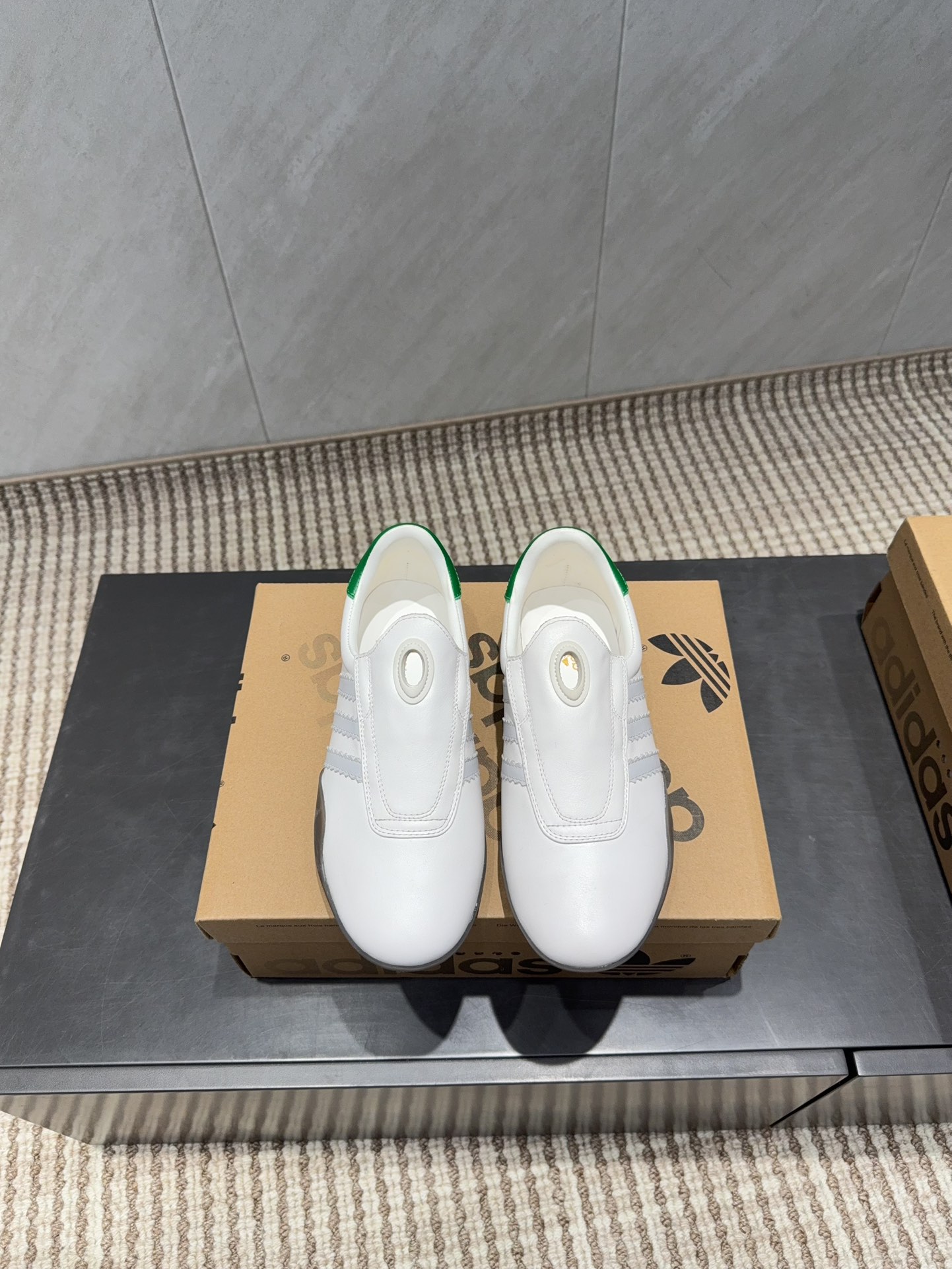 NO:630019,'Exclusive top version' Adidas 25ss new autumn casual series... [Round-toe color-blocking casual shoes] Fashionable and versatile, many Internet celebrity fashion bloggers have planted grass. I have to say that this design and color are too eye-catching. Basically, it can become the focus of a pair of shoes without any matching. The classic three-stripes with retro small design are super eye-catching. Original custom-made cowhide color-blocking craftsmanship on the upper. Original custom-made sheepskin lining. Original open-molded rubber sole.  Size 35-39 (40 customized, non-returnable) Original full set of packaging Color official website updated simultaneously, casual shoes/sports shoes, adidas, sneakers, cowhide, sheepskin19860909《独家顶级版本》  Adidas阿迪达斯25ss秋季新款休闲系列…【圆头拼色休闲鞋】 时尚百搭 超多网红时尚博主种草 不得不说这设计这颜色太出片了 基本不用任何搭配一双鞋就能成为的焦点 经典的三条杠搭配复古小设计超耐看 鞋面原版定制牛皮拼色工艺 内里原版定制羊皮 大底原版开模生胶成型底 码数35-39（40定制不退换） 包装原版全套包装 颜色官网同步更新,休闲鞋/运动鞋,adidas,sneakers,cowhide,sheepskin,Women's Shoes