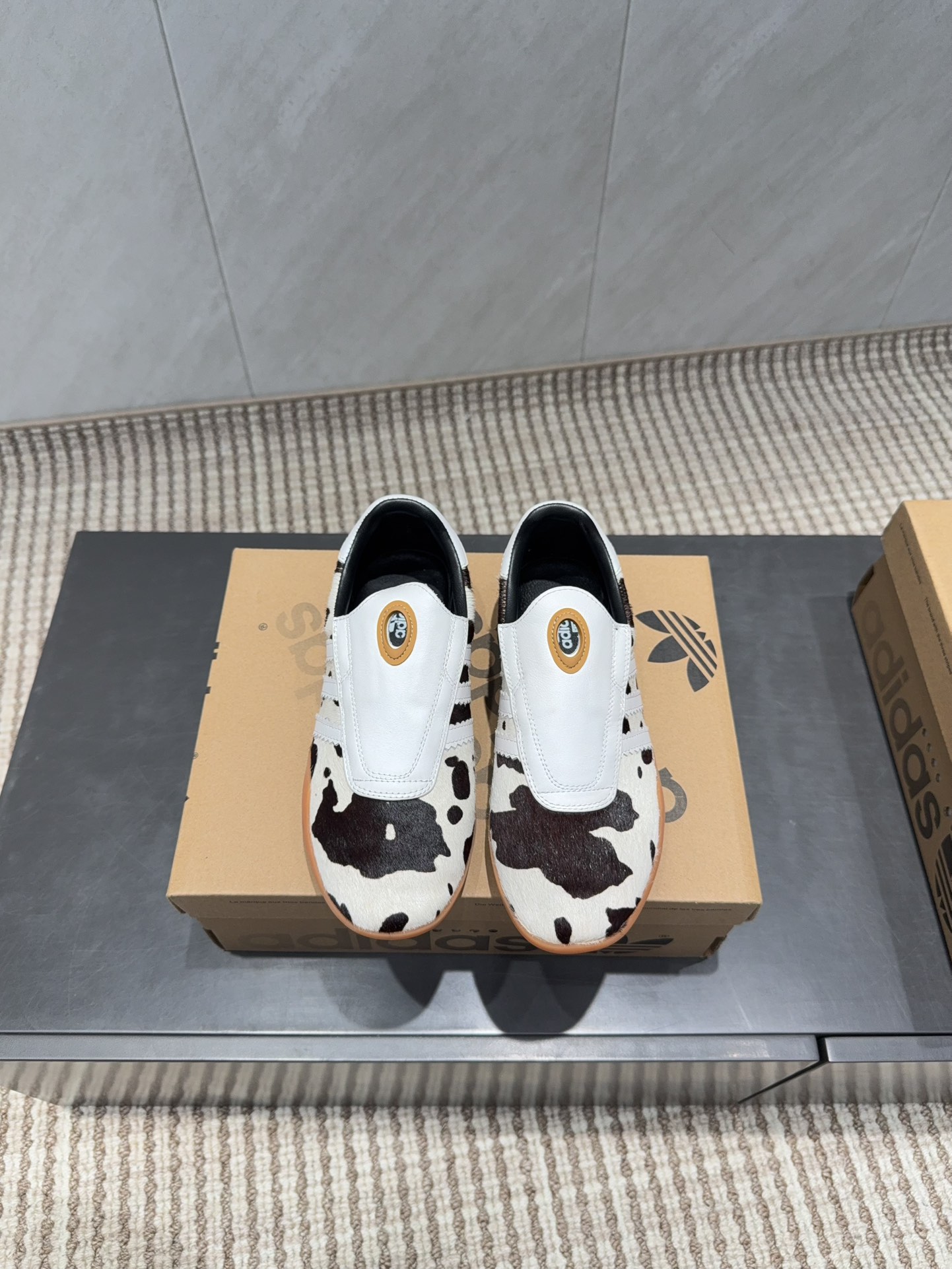 NO:630024,'Exclusive top version' Adidas 25ss autumn new casual series... [Round toe color-blocking casual shoes] Fashionable and versatile, many Internet celebrity fashion bloggers have planted grass. I have to say that this design and color are too eye-catching. Basically, it can become the focus of a pair of shoes without any matching. The classic three stripes are super attractive with a retro design. The upper is original custom horsehair. The lining is original custom sheepskin. The outsole is original molded raw rubber. The size is 35-39 (40 customization is not returnable)  Original full set of packaging, colors updated simultaneously on the official website, casual shoes/sports shoes, adidas, sneakers, sheepskin19860909《独家顶级版本》  Adidas阿迪达斯25ss秋季新款休闲系列…【圆头拼色休闲鞋】 时尚百搭 超多网红时尚博主种草 不得不说这设计这颜色太出片了 基本不用任何搭配一双鞋就能成为的焦点 经典的三条杠搭配复古小设计超耐看 鞋面原版定制马毛 内里原版定制羊皮 大底原版开模生胶成型底 码数35-39（40定制不退换） 包装原版全套包装 颜色官网同步更新,休闲鞋/运动鞋,adidas,sneakers,sheepskin,Women's Shoes