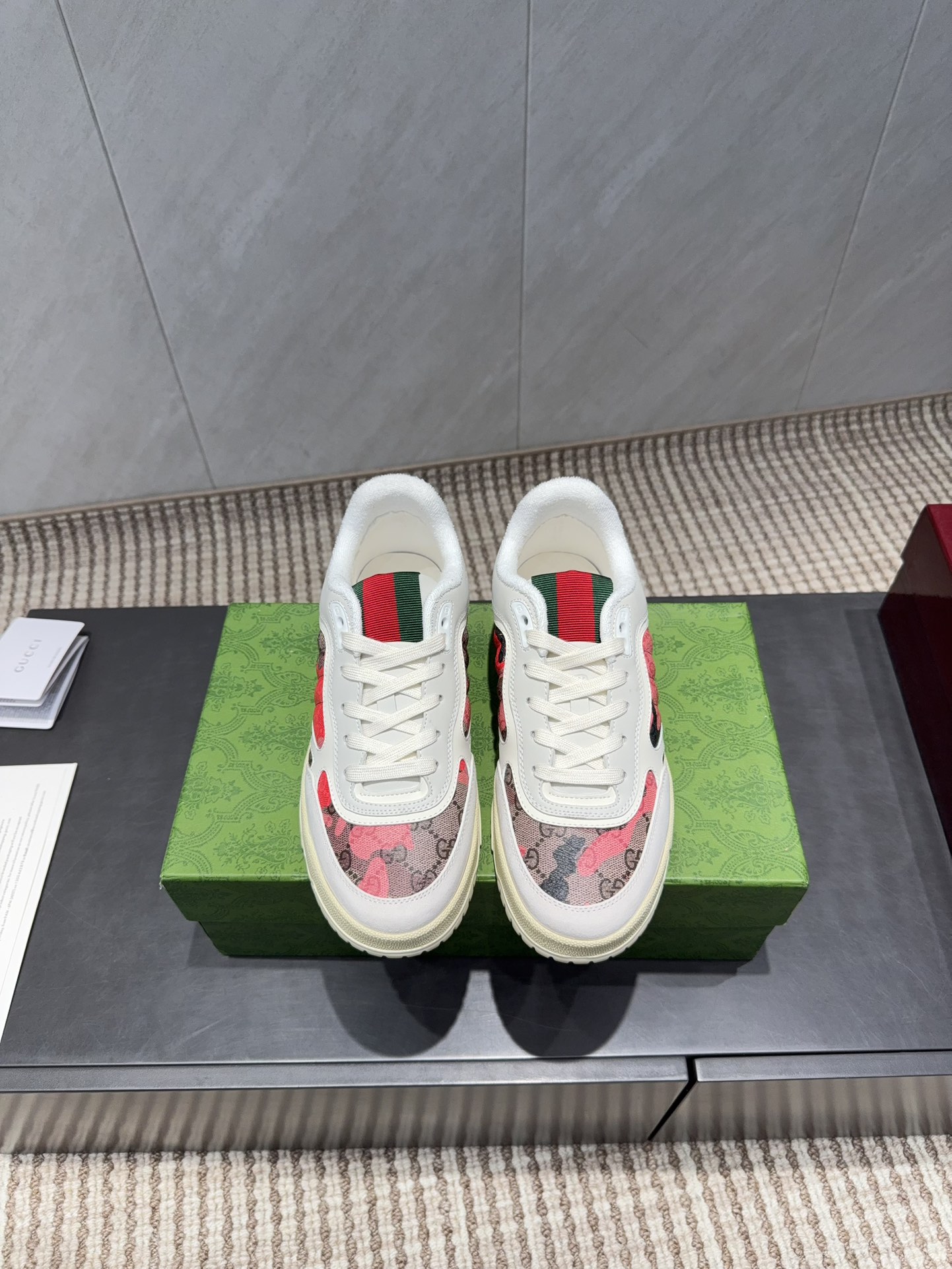 NO:630317,Men's 'Exclusive top version' [Color-blocked thick-soled casual shoes] G family Gucci small dirty shoes full series upgrade, long-term production GG Gucci series old casual small dirty shoes catwalk style ZP developed pure original version... Metal double G crystal cylindrical mark... Gucc original pattern ribbon... Upper color rubbed cowhide frosted splicing classic double G cloth Fabric: original customized cowhide Inner: original customized breathable mesh Foot: original breathable mesh injection molding pad  Outsole: Original open-molded TPU molded sole Packaging: Original full set of packaging Men's size 39-44 (45. Customization is not returnable) Color: Official website updated simultaneously, casual shoes/sports shoes, gucci, gucci, gucci, sneakers, cowhide19860909男款《独家顶级版本》【拼色厚底休闲鞋】 G家古驰小脏鞋全系列升级 长期做货 GG古奇系列做旧休闲小脏鞋走秀款 ZP开发纯原版本……金属双G水晶圆柱形标……Gucc原版纹织带……鞋面擦色牛皮磨砂拼接经典双G布 面料:原版定制牛皮 内里:原版定制透气网 垫脚:原版透气网注塑成型垫 大底:原版开模TPU成型底 包装:原版全套包装 码数男款39-44（45.定制不退换） 颜色:官网同步更新,休闲鞋/运动鞋,gucci,gucci,gucci,sneakers,cowhide,Women's Shoes