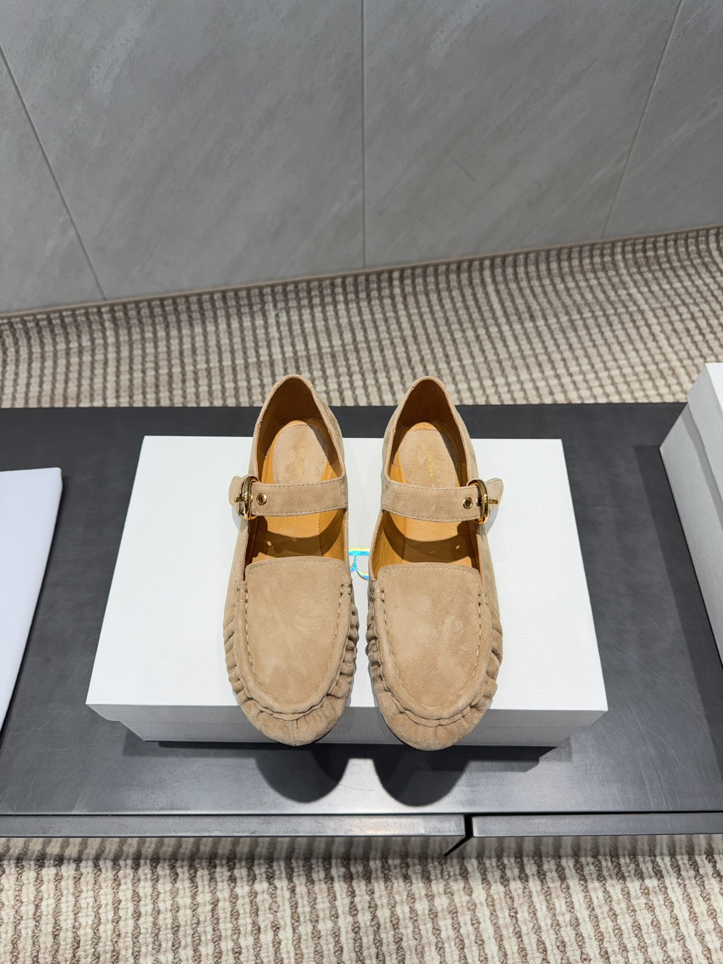 NO:630315,: 'Exclusive top version' THE ROW niche trendy brand 25 vs autumn new Loaf single shoe series... [Horizontal Loaf single shoes] The original version has better comfort and wrapping than the original version. It is full of personality and easy to match with various styles of clothes... Fabric: Original customized cashmere Lining: Original customized sheepskin Foot pads: Original customized sheepskin Outsole: Original customized leather outsole Heel height: 1.0cm Packaging: Original full set of packaging,  Size: 35-39 (40. Customization is non-returnable) Colors are updated simultaneously on the official website, single shoes, loafers, sheepskin, Leather soles19860909: 《独家顶级版本》 THE ROW小众潮牌25vs秋季新款乐福单鞋系列……【横带乐福单鞋】 原版一比一打造舒适度、包裹性都比较好.个性十足,很好驾驭各种风格衣服搭配…… 面料:原版定制羊绒 内里:原版定制羊皮 垫脚:原版定制羊皮 大底:原版定制真皮大底 跟高:1.0cm 包装:原版全套包装, 码数:35-39（40.定制不退换） 颜色官网同步更新,单鞋,loafers,sheepskin,Leather soles,Women's Shoes