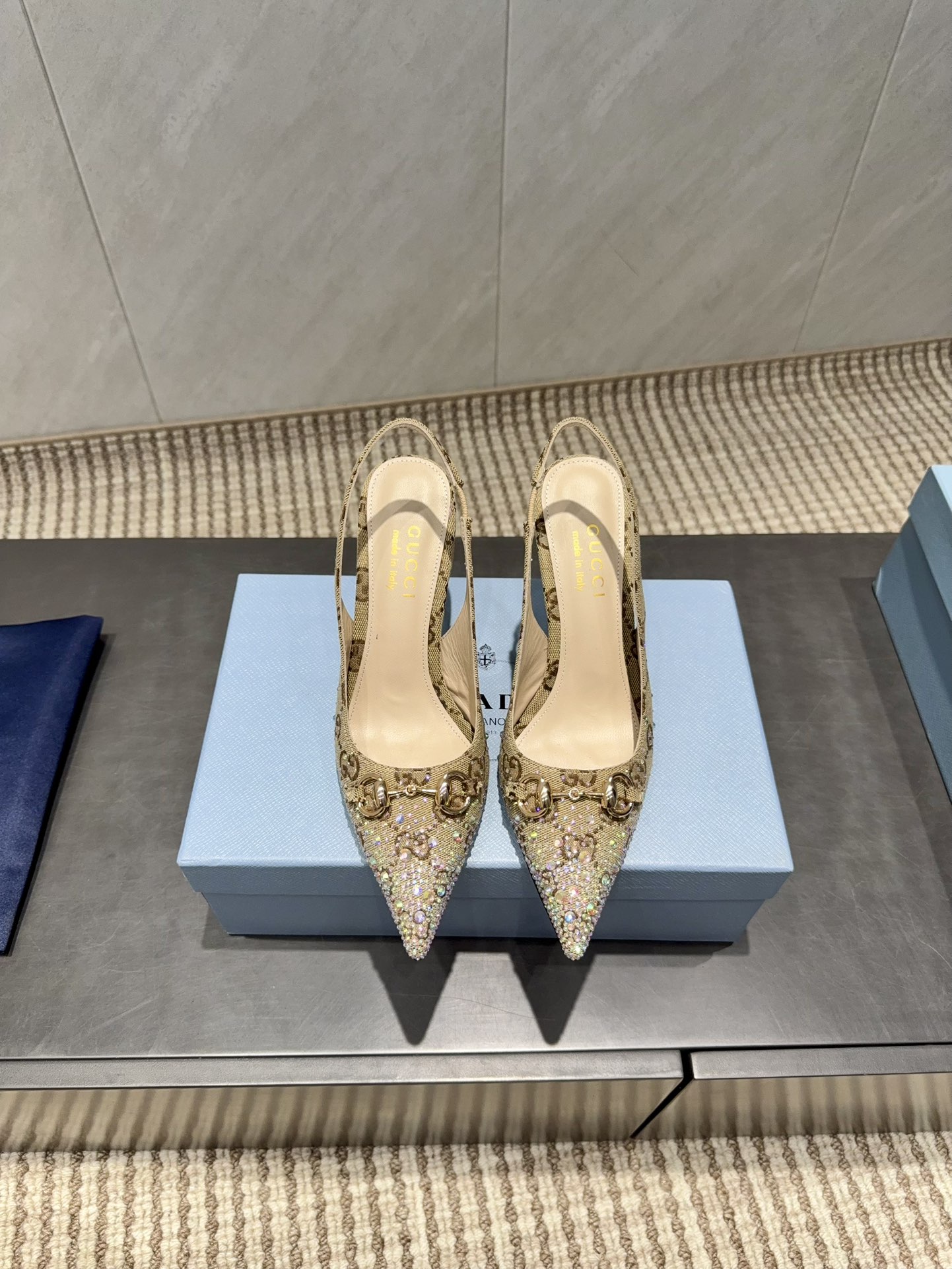 NO:695658,Diamond model 'Exclusive top version' G*ucci G*Chi 2025vs the latest hot-selling shoe series in autumn... [Pointed toe drilled back empty shoes] Original quality  Authentic European style, the upper and lower feet are perfectly matched with these shoes. They are elegant and crystal clear. Regardless of the materials of the accessories, they are all customized one by one. You must go to get the original version. The whole series is full of exciting and innovative elements. The texture of different materials and the texture of the materials express a strong artistic atmosphere... Upper: Original custom fabric with hot-drilling process. Inner: Original custom sheepskin.  Feet: Original customized sheepskin Outsole: Original customized leather outsole Heel height: 8.5cm Packaging: Original full set of packaging Size: 35-39 (40.41.42 customization is not returnable) Color: Official website updated simultaneously, high heels sandals, sandals, high heels, sheepskin, Leather soles19860909钻款《独家顶级版本》 G*ucci古*驰2025vs秋季最新爆款单鞋系列……【尖头烫钻后空单鞋】 原单品质 原汁原味的欧式风格,上脚非常完美穿搭上配此鞋,优雅大方,晶莹剔透,无论种各配件材质,都是家独一比一定制,必到做原版零距离,整系个列都充了满令兴人奋意和外的元结素合,不同材的质,肌的理面的料表现,具有极的浓艺术气息…… 鞋面:原版定制布料烫钻工艺 内里:原版定制羊皮 垫脚:原版定制羊皮 大底:原版定制真皮大底 跟高:8.5cm 包装:原版全套包装 码数:35-39(40.41.42定制不退换) 颜色:官网同步更新,高跟鞋凉鞋,sandals,high heels,sheepskin,Leather soles,Women's Shoes