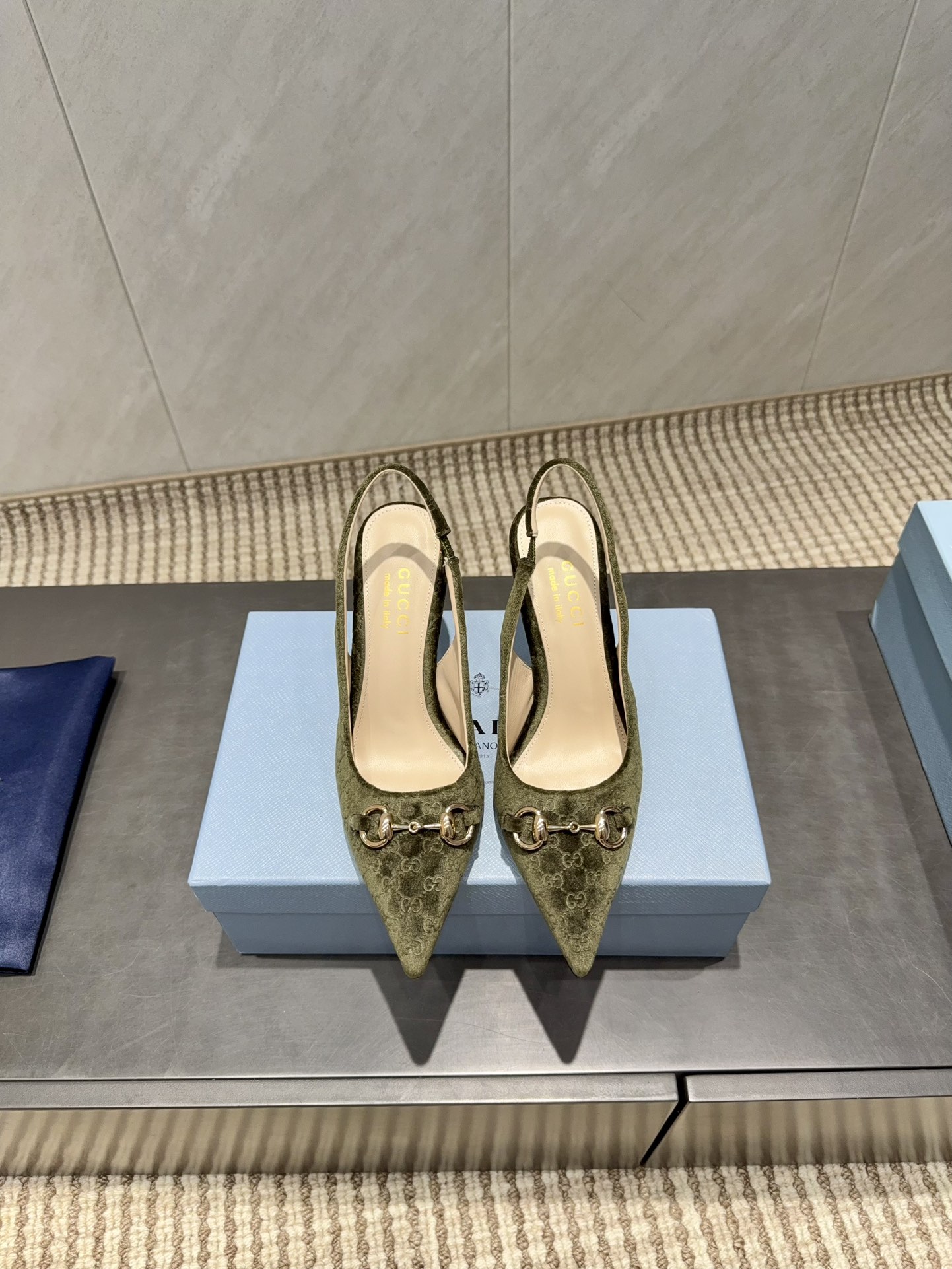 NO:695665,'Exclusive top version' G*ucci G*Chi 2025vs the latest hot-selling shoe series in autumn... [Pointed toe back empty shoes] Original quality  Authentic European style, the upper foot is perfect to wear with this shoe. It is elegant and crystal clear. Regardless of the materials of the accessories, they are all customized one by one. You must go to get the original version. The whole series is full of exciting and external elements. The texture of different materials, the expression of texture and texture, have a strong artistic atmosphere... Upper: Original customized velvet Lining: Original customized sheepskin Foot: Original customized sheepskin  Outsole: Original customized genuine leather outsole Heel height: 8.5cm Packaging: Original complete package Size: 35-39 (40.41.42 customization is not returnable) Color: Official website updated simultaneously, high heels and sandals, sandals, high heels, sheepskin, Leather soles19860909《独家顶级版本》 G*ucci古*驰2025vs秋季最新爆款单鞋系列……【尖头后空单鞋】 原单品质 原汁原味的欧式风格,上脚非常完美穿搭上配此鞋,优雅大方,晶莹剔透,无论种各配件材质,都是家独一比一定制,必到做原版零距离,整系个列都充了满令兴人奋意和外的元结素合,不同材的质,肌的理面的料表现,具有极的浓艺术气息…… 鞋面:原版定制绒布 内里:原版定制羊皮 垫脚:原版定制羊皮 大底:原版定制真皮大底 跟高:8.5cm 包装:原版全套包装 码数:35-39(40.41.42定制不退换) 颜色:官网同步更新,高跟鞋凉鞋,sandals,high heels,sheepskin,Leather soles,Women's Shoes