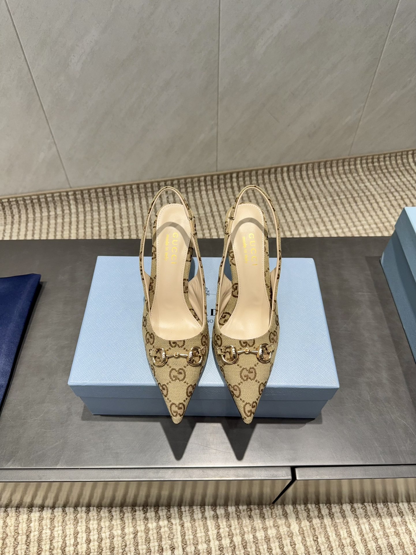 NO:695668,'Exclusive top version' G*ucci G*Chi 2025vs the latest hot-selling shoe series in autumn... [Pointed toe back empty shoes] Original quality  Authentic European style, perfect for wearing with this shoe, elegant and crystal clear. Regardless of the materials of the accessories, they are all customized one by one. You must go to get the original version. The entire series is full of exciting and exciting combinations of elements. Different materials, textures and textures are expressed, with a strong artistic atmosphere... Upper: Original custom jacquard fabric. Lining: Original custom sheepskin.  Feet: Original customized sheepskin Outsole: Original customized leather outsole Heel height: 8.5cm Packaging: Original full set of packaging Size: 35-39 (40.41.42 customization is not returnable) Color: Official website updated simultaneously, high heels sandals, sandals, high heels, sheepskin, Leather soles19860909《独家顶级版本》 G*ucci古*驰2025vs秋季最新爆款单鞋系列……【尖头后空单鞋】 原单品质 原汁原味的欧式风格,上脚非常完美穿搭上配此鞋,优雅大方,晶莹剔透,无论种各配件材质,都是家独一比一定制,必到做原版零距离,整系个列都充了满令兴人奋意和外的元结素合,不同材的质,肌的理面的料表现,具有极的浓艺术气息…… 鞋面:原版定制提花布料 内里:原版定制羊皮 垫脚:原版定制羊皮 大底:原版定制真皮大底 跟高:8.5cm 包装:原版全套包装 码数:35-39(40.41.42定制不退换) 颜色:官网同步更新,高跟鞋凉鞋,sandals,high heels,sheepskin,Leather soles,Women's Shoes