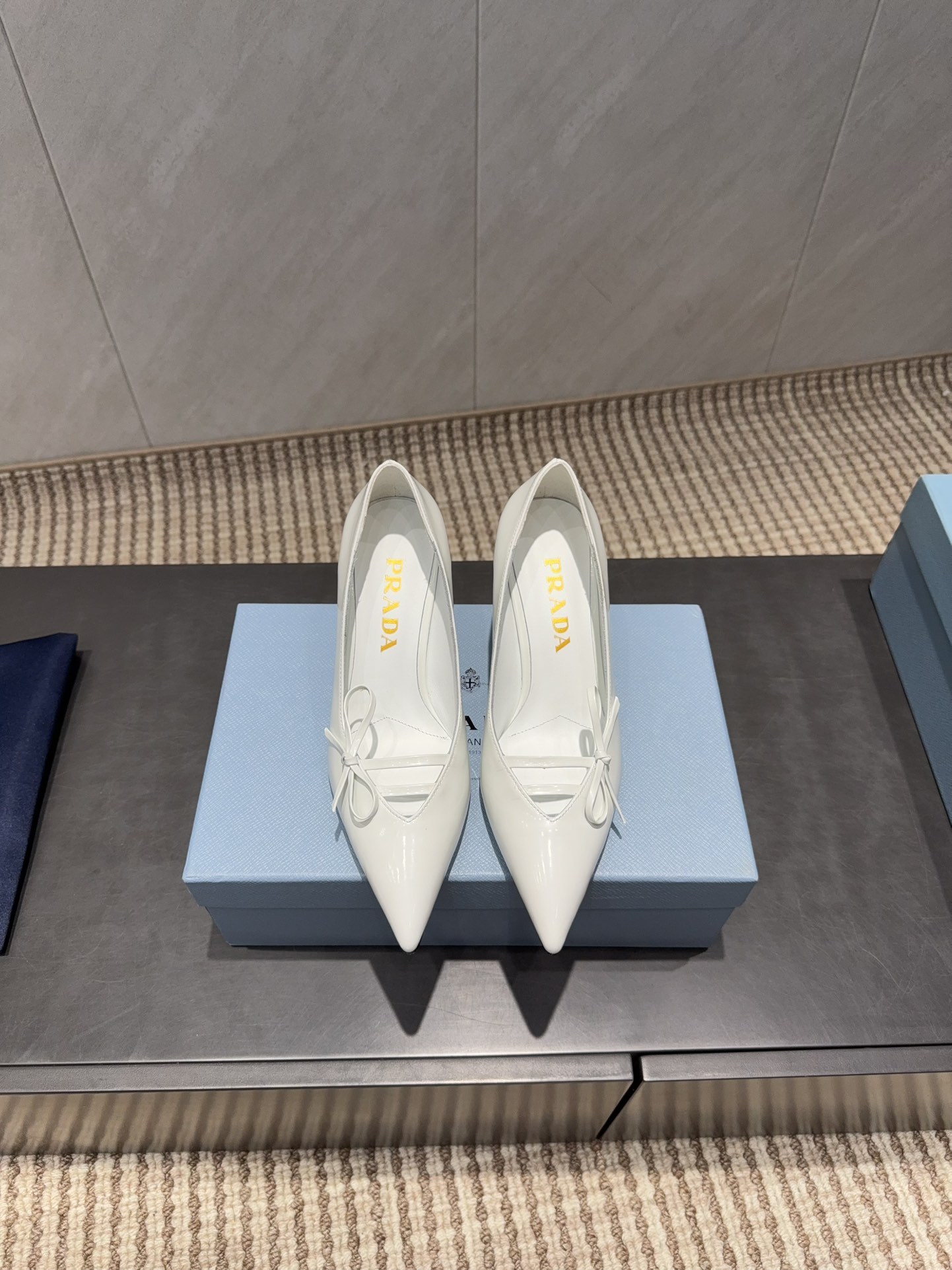 NO:695652,: 'Exclusive top version' PRA*D Pra*da 2025 vs the latest catwalk popular fashion shoes series... [Pointed high-heeled shoes]  PRADA's spring and summer T-stage catwalk show is the same style as 'Dream Never Sleeps'. Prada can use it on important occasions. The fresh style has a bit of nobility and is perfect on the feet. When worn with this shoe, it is elegant and crystal clear, regardless of the material of various accessories.  , all are exclusively customized one to one, and must be zero distance from the original version. The entire series is full of exciting and unexpected combinations of elements, different materials, textures of fabrics, and a strong artistic atmosphere, allowing you to appreciate the ever-changing style of Prada girls...  Upper: Original customized patent leather Lining: Original customized sheepskin Foot pads: Original customized sheepskin Outsole: Original customized leather outsole Heel height: 7.5cm Packaging: Original full set of packaging Code number: 35-39 (34.40.41.42 customization is non-returnable) Color: Official website updated simultaneously, high-heeled shoes, prada, prada, high heels, sheepskin, Leather soles19860909:《独家顶级版本》 PRA*D普拉*达2025vs最新走秀爆款时装单鞋系列 ……【尖头高跟单鞋】 PRADA春夏T台走秀网红同款＂造梦不夜城＂,Prada能在重要场合上用得上了,小清新风带点贵气的感觉,上脚非常完美,穿搭配上此鞋,优雅大方,晶莹剔透,无论各种配件材质,都是独家一比一定制,必做到原版零距离,整个系列都充满了令人兴奋和意外的元素结合,不同的材质,肌理的面料的表现,具有极浓的艺术气息,让你领略Prada女孩的百变风格…… 鞋面:原版定制漆皮 内里:原版定制羊皮 垫脚:原版定制羊皮 大底:原版定制真皮大底 跟高:7.5cm 包装:原版全套包装 码数:35-39(34.40.41.42定制不退换） 颜色:官网同步更新,高跟鞋单鞋,prada,prada,high heels,sheepskin,Leather soles,Women's Shoes