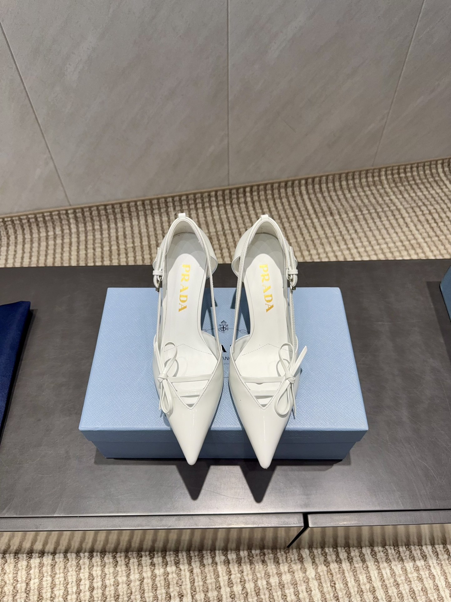 NO:695639,: 'Exclusive top version' PRA*D Pra*da 2025 vs the latest catwalk popular fashion shoe series... [Pointed toe hollow shoes]  PRADA's spring and summer T-stage catwalk show is the same style as 'Dream Never Sleeps'. Prada can use it on important occasions. The fresh style has a bit of nobility and is perfect on the feet. When worn with this shoe, it is elegant and crystal clear, regardless of the material of various accessories.  , all are exclusively customized one to one, and must be zero distance from the original version. The entire series is full of exciting and unexpected combinations of elements, different materials, textures of fabrics, and a strong artistic atmosphere, allowing you to appreciate the ever-changing style of Prada girls...  Upper: Original customized patent leather Lining: Original customized sheepskin Foot pads: Original customized sheepskin Outsole: Original customized leather outsole Heel height: 7.5cm Packaging: Original complete package Number of yards: 35-39 (34.40.41.42 customization is non-refundable) Color: Official website updated simultaneously, high-heeled shoes and sandals, prada, prada, sandals, high heels, sheepskin, Leather soles19860909:《独家顶级版本》 PRA*D普拉*达2025vs最新走秀爆款时装单鞋系列 ……【尖头中空单鞋】 PRADA春夏T台走秀网红同款＂造梦不夜城＂,Prada能在重要场合上用得上了,小清新风带点贵气的感觉,上脚非常完美,穿搭配上此鞋,优雅大方,晶莹剔透,无论各种配件材质,都是独家一比一定制,必做到原版零距离,整个系列都充满了令人兴奋和意外的元素结合,不同的材质,肌理的面料的表现,具有极浓的艺术气息,让你领略Prada女孩的百变风格…… 鞋面:原版定制漆皮 内里:原版定制羊皮 垫脚:原版定制羊皮 大底:原版定制真皮大底 跟高:7.5cm 包装:原版全套包装 码数:35-39(34.40.41.42定制不退换） 颜色:官网同步更新,高跟鞋凉鞋,prada,prada,sandals,high heels,sheepskin,Leather soles,Women's Shoes