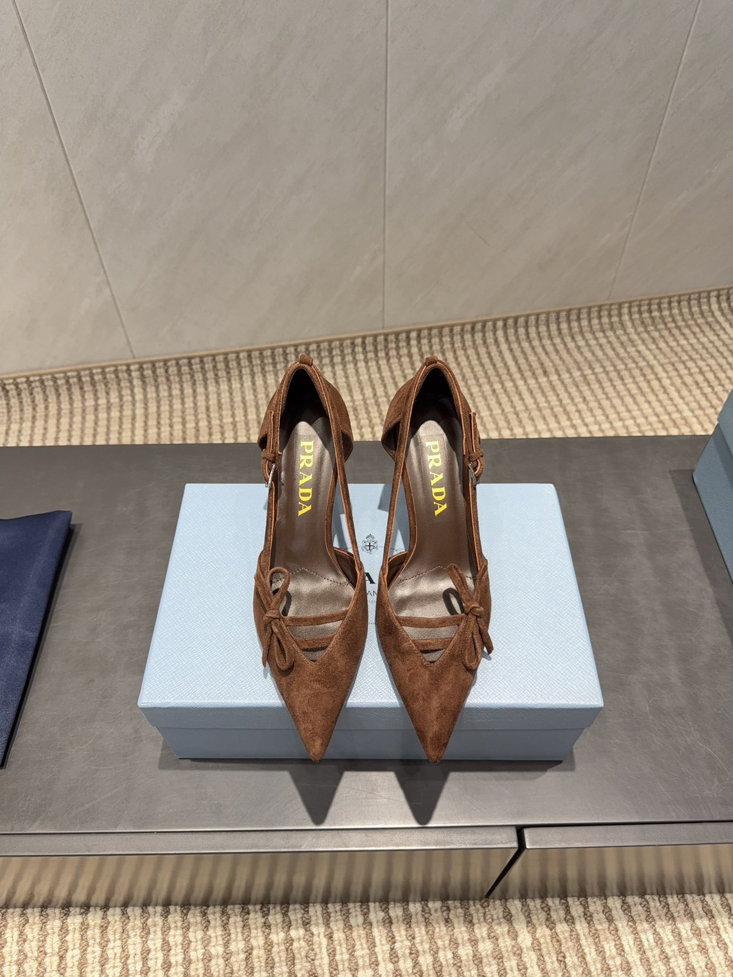 NO:695642,: 'Exclusive top version' PRA*D Pra*da 2025 vs the latest catwalk popular fashion shoe series... [Pointed toe hollow shoes]  PRADA's spring and summer T-stage catwalk show is the same style as 'Dream Never Sleeps'. Prada can use it on important occasions. The fresh style has a bit of nobility and is perfect on the feet. When worn with this shoe, it is elegant and crystal clear, regardless of the material of various accessories.  , all are exclusively customized one to one, and must be zero distance from the original version. The entire series is full of exciting and unexpected combinations of elements, different materials, textures of fabrics, and a strong artistic atmosphere, allowing you to appreciate the ever-changing style of Prada girls...  Upper: Original customized cashmere Lining: Original customized sheepskin Foot pads: Original customized sheepskin Outsole: Original customized leather outsole Heel height: 7.5cm Packaging: Original complete package Number of yards: 35-39 (34.40.41.42 customization is non-refundable) Color: Official website updated simultaneously, high-heeled shoes and sandals, prada, prada, sandals, high heels, sheepskin, Leather soles19860909:《独家顶级版本》 PRA*D普拉*达2025vs最新走秀爆款时装单鞋系列 ……【尖头中空单鞋】 PRADA春夏T台走秀网红同款＂造梦不夜城＂,Prada能在重要场合上用得上了,小清新风带点贵气的感觉,上脚非常完美,穿搭配上此鞋,优雅大方,晶莹剔透,无论各种配件材质,都是独家一比一定制,必做到原版零距离,整个系列都充满了令人兴奋和意外的元素结合,不同的材质,肌理的面料的表现,具有极浓的艺术气息,让你领略Prada女孩的百变风格…… 鞋面:原版定制羊绒 内里:原版定制羊皮 垫脚:原版定制羊皮 大底:原版定制真皮大底 跟高:7.5cm 包装:原版全套包装 码数:35-39(34.40.41.42定制不退换） 颜色:官网同步更新,高跟鞋凉鞋,prada,prada,sandals,high heels,sheepskin,Leather soles,Women's Shoes