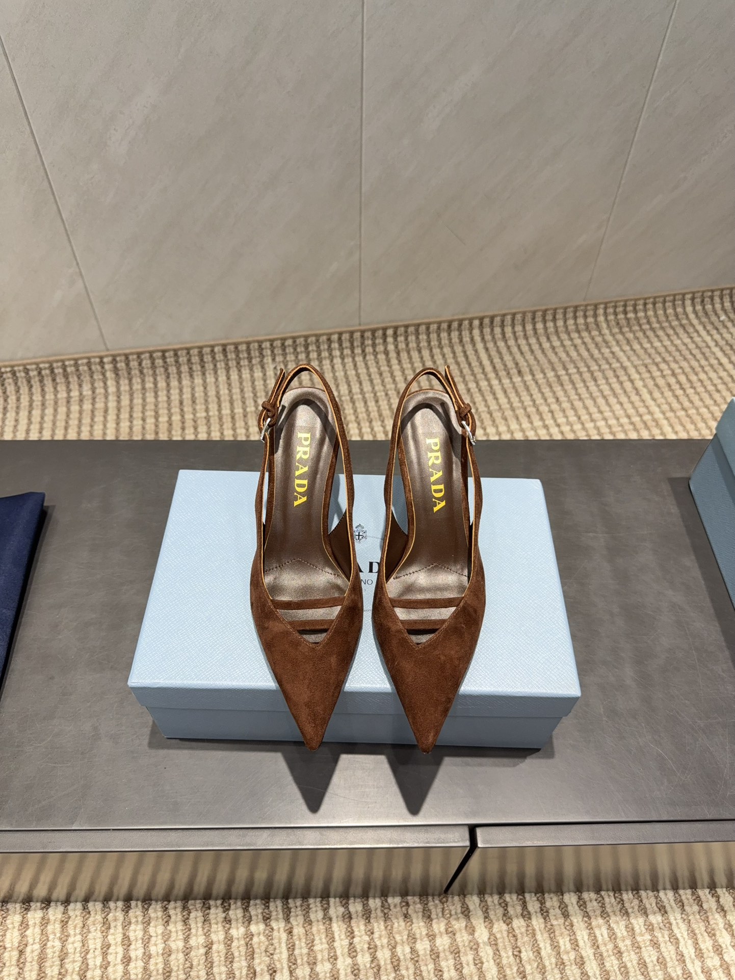 NO:695631,: 'Exclusive top version' PRA*D Pra*da 2025 vs the latest catwalk popular fashion shoe series... [Pointed toe back empty shoes]  PRADA's spring and summer T-stage catwalk show is the same style as 'Dream Never Sleeps'. Prada can use it on important occasions. The fresh style has a bit of nobility and is perfect on the feet. When worn with this shoe, it is elegant and crystal clear, regardless of the material of various accessories.  , all are exclusively customized one to one, and must be zero distance from the original version. The entire series is full of exciting and unexpected combinations of elements, different materials, textures of fabrics, and a strong artistic atmosphere, allowing you to appreciate the ever-changing style of Prada girls...  Upper: Original customized cashmere Lining: Original customized sheepskin Foot pads: Original customized sheepskin Outsole: Original customized leather outsole Heel height: 7.5cm Packaging: Original complete package Number of yards: 35-39 (34.40.41.42 customization is non-refundable) Color: Official website updated simultaneously, high-heeled shoes and sandals, prada, prada, sandals, high heels, sheepskin, Leather soles19860909:《独家顶级版本》 PRA*D普拉*达2025vs最新走秀爆款时装单鞋系列 ……【尖头后空单鞋】 PRADA春夏T台走秀网红同款＂造梦不夜城＂,Prada能在重要场合上用得上了,小清新风带点贵气的感觉,上脚非常完美,穿搭配上此鞋,优雅大方,晶莹剔透,无论各种配件材质,都是独家一比一定制,必做到原版零距离,整个系列都充满了令人兴奋和意外的元素结合,不同的材质,肌理的面料的表现,具有极浓的艺术气息,让你领略Prada女孩的百变风格…… 鞋面:原版定制羊绒 内里:原版定制羊皮 垫脚:原版定制羊皮 大底:原版定制真皮大底 跟高:7.5cm 包装:原版全套包装 码数:35-39(34.40.41.42定制不退换） 颜色:官网同步更新,高跟鞋凉鞋,prada,prada,sandals,high heels,sheepskin,Leather soles,Women's Shoes