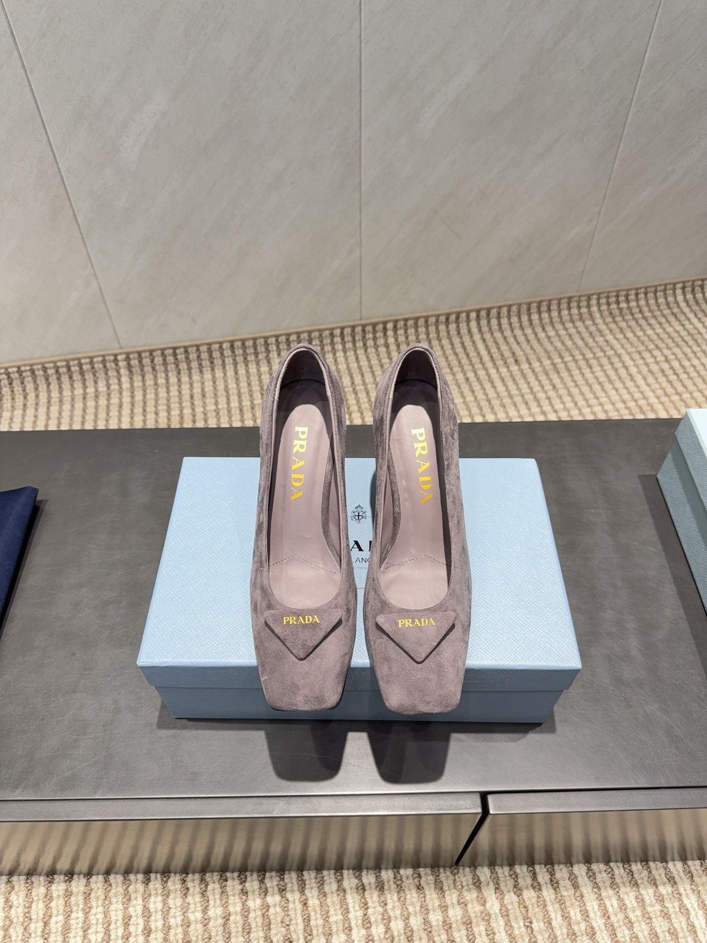 NO:695659,: 'Exclusive top version' PRA*D Pra*da 2025 vs the latest catwalk popular fashion shoes series... [Square-toe high-heeled shoes]  PRADA's spring and summer T-stage catwalk show is the same style as 'Dream Never Sleeps'. Prada can use it on important occasions. The fresh style has a bit of nobility and is perfect on the feet. When worn with this shoe, it is elegant and crystal clear, regardless of the material of various accessories.  , all are exclusively customized one to one, and must be zero distance from the original version. The entire series is full of exciting and unexpected combinations of elements, different materials, textures of fabrics, and a strong artistic atmosphere, allowing you to appreciate the ever-changing style of Prada girls...  Upper: Original customized cashmere Lining: Original customized sheepskin Foot pads: Original customized sheepskin Outsole: Original customized leather outsole Heel height: 8.5cm Packaging: Original complete package Number of yards: 35-39 (34.40.41.42 customized, non-returnable) Color: Official website updated simultaneously, high heels and sandals, prada, prada, sandals, high heels, sheepskin, Leather soles19860909:《独家顶级版本》 PRA*D普拉*达2025vs最新走秀爆款时装单鞋系列 ……【方头高跟单鞋】 PRADA春夏T台走秀网红同款＂造梦不夜城＂,Prada能在重要场合上用得上了,小清新风带点贵气的感觉,上脚非常完美,穿搭配上此鞋,优雅大方,晶莹剔透,无论各种配件材质,都是独家一比一定制,必做到原版零距离,整个系列都充满了令人兴奋和意外的元素结合,不同的材质,肌理的面料的表现,具有极浓的艺术气息,让你领略Prada女孩的百变风格…… 鞋面:原版定制羊绒 内里:原版定制羊皮 垫脚:原版定制羊皮 大底:原版定制真皮大底 跟高:8.5cm 包装:原版全套包装 码数:35-39(34.40.41.42定制不退换） 颜色:官网同步更新,高跟鞋凉鞋,prada,prada,sandals,high heels,sheepskin,Leather soles,Women's Shoes