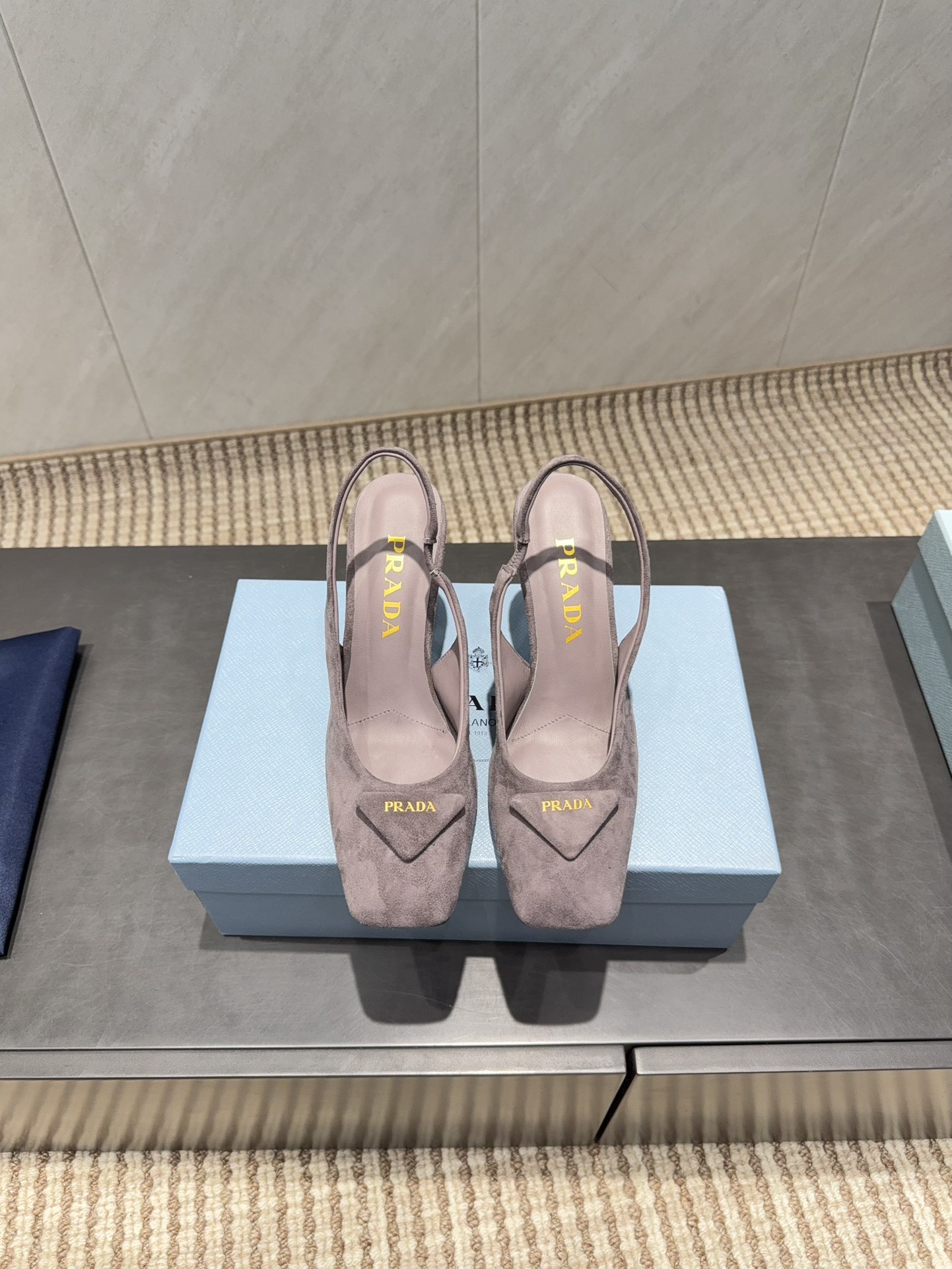 NO:695662,: 'Exclusive top version' PRA*D Pra*da 2025 vs the latest catwalk popular fashion shoes series... [Square toe high heel back empty shoes]  PRADA's spring and summer T-stage catwalk show is the same style as 'Dream Never Sleeps'. Prada can use it on important occasions. The fresh style has a bit of nobility and is perfect on the feet. When worn with this shoe, it is elegant and crystal clear, regardless of the material of various accessories.  , all are exclusively customized one to one, and must be zero distance from the original version. The entire series is full of exciting and unexpected combinations of elements, different materials, textures of fabrics, and a strong artistic atmosphere, allowing you to appreciate the ever-changing style of Prada girls...  Upper: Original customized cashmere Lining: Original customized sheepskin Foot pads: Original customized sheepskin Outsole: Original customized leather outsole Heel height: 8.5cm Packaging: Original complete package Number of yards: 35-39 (34.40.41.42 customized, non-returnable) Color: Official website updated simultaneously, high heels and sandals, prada, prada, sandals, high heels, sheepskin, Leather soles19860909:《独家顶级版本》 PRA*D普拉*达2025vs最新走秀爆款时装单鞋系列 ……【方头高跟后空单鞋】 PRADA春夏T台走秀网红同款＂造梦不夜城＂,Prada能在重要场合上用得上了,小清新风带点贵气的感觉,上脚非常完美,穿搭配上此鞋,优雅大方,晶莹剔透,无论各种配件材质,都是独家一比一定制,必做到原版零距离,整个系列都充满了令人兴奋和意外的元素结合,不同的材质,肌理的面料的表现,具有极浓的艺术气息,让你领略Prada女孩的百变风格…… 鞋面:原版定制羊绒 内里:原版定制羊皮 垫脚:原版定制羊皮 大底:原版定制真皮大底 跟高:8.5cm 包装:原版全套包装 码数:35-39(34.40.41.42定制不退换） 颜色:官网同步更新,高跟鞋凉鞋,prada,prada,sandals,high heels,sheepskin,Leather soles,Women's Shoes