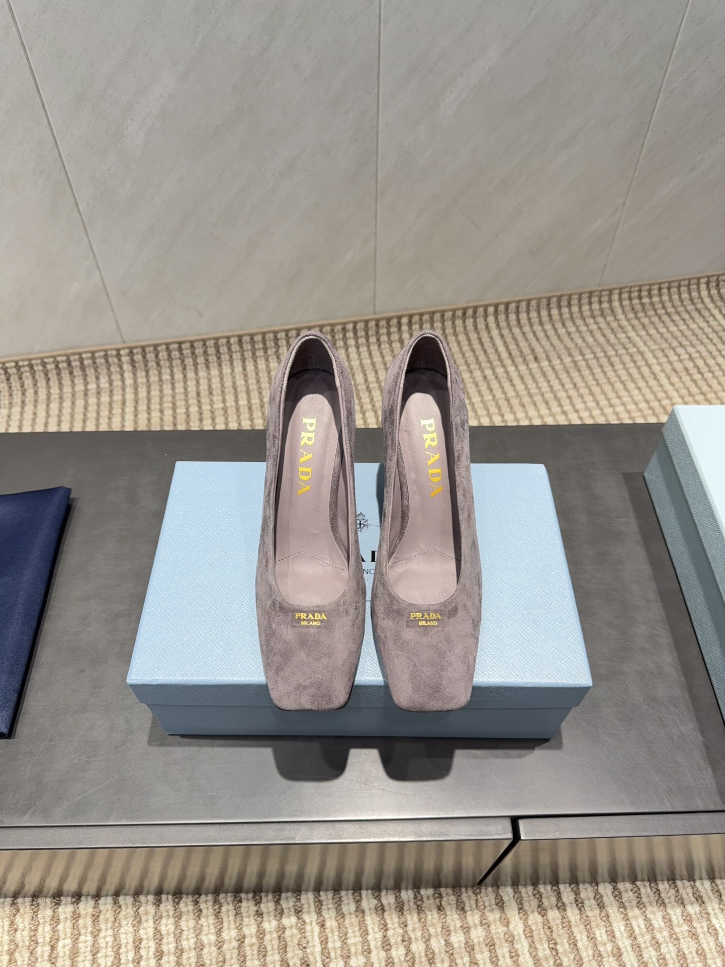 NO:695621,: 'Exclusive top version' PRA*D Pra*da 2025 vs the latest catwalk popular fashion shoes series... [Square-toe high-heeled shoes]  PRADA's spring and summer T-stage catwalk show is the same style as 'Dream Never Sleeps'. Prada can use it on important occasions. The fresh style has a bit of nobility and is perfect on the feet. When worn with this shoe, it is elegant and crystal clear, regardless of the material of various accessories.  , all are exclusively customized one to one, and must be zero distance from the original version. The entire series is full of exciting and unexpected combinations of elements, different materials, textures of fabrics, and a strong artistic atmosphere, allowing you to appreciate the ever-changing style of Prada girls...  Upper: Original customized cashmere Lining: Original customized sheepskin Foot pads: Original customized sheepskin Outsole: Original customized leather outsole Heel height: 8.5cm Packaging: Original complete package Number of yards: 35-39 (34.40.41.42 customized, non-returnable) Color: Official website updated simultaneously, high heels and sandals, prada, prada, sandals, high heels, sheepskin, Leather soles19860909:《独家顶级版本》 PRA*D普拉*达2025vs最新走秀爆款时装单鞋系列 ……【方头高跟单鞋】 PRADA春夏T台走秀网红同款＂造梦不夜城＂,Prada能在重要场合上用得上了,小清新风带点贵气的感觉,上脚非常完美,穿搭配上此鞋,优雅大方,晶莹剔透,无论各种配件材质,都是独家一比一定制,必做到原版零距离,整个系列都充满了令人兴奋和意外的元素结合,不同的材质,肌理的面料的表现,具有极浓的艺术气息,让你领略Prada女孩的百变风格…… 鞋面:原版定制羊绒 内里:原版定制羊皮 垫脚:原版定制羊皮 大底:原版定制真皮大底 跟高:8.5cm 包装:原版全套包装 码数:35-39(34.40.41.42定制不退换） 颜色:官网同步更新,高跟鞋凉鞋,prada,prada,sandals,high heels,sheepskin,Leather soles,Women's Shoes