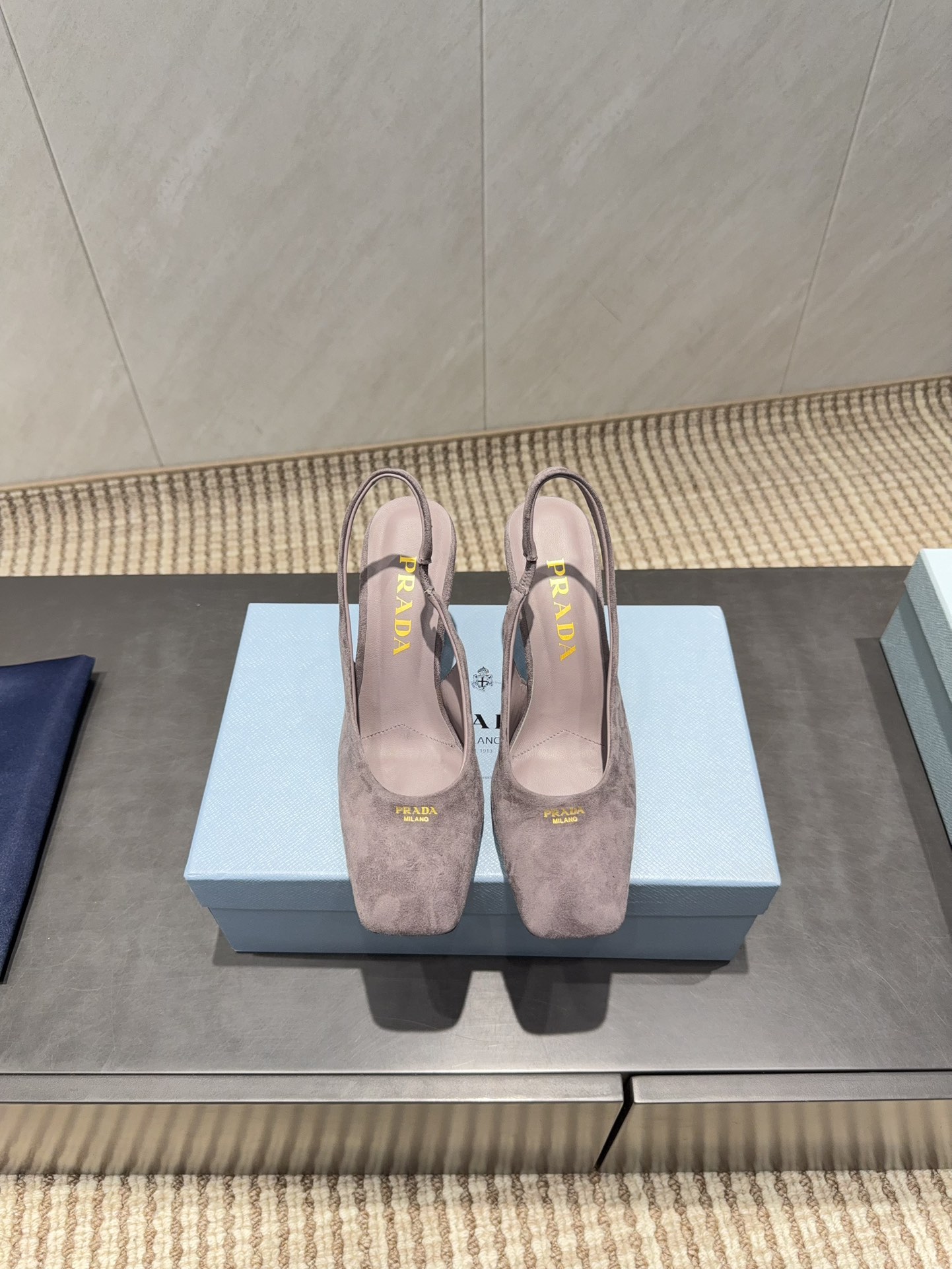 NO:695627,: 'Exclusive top version' PRA*D Pra*da 2025 vs the latest catwalk popular fashion shoes series... [Square toe high heel back empty shoes]  PRADA's spring and summer T-stage catwalk show is the same style as 'Dream Never Sleeps'. Prada can use it on important occasions. The fresh style has a bit of nobility and is perfect on the feet. When worn with this shoe, it is elegant and crystal clear, regardless of the material of various accessories.  , all are exclusively customized one to one, and must be zero distance from the original version. The entire series is full of exciting and unexpected combinations of elements, different materials, textures of fabrics, and a strong artistic atmosphere, allowing you to appreciate the ever-changing style of Prada girls...  Upper: Original customized cashmere Lining: Original customized sheepskin Foot pads: Original customized sheepskin Outsole: Original customized leather outsole Heel height: 8.5cm Packaging: Original complete package Number of yards: 35-39 (34.40.41.42 customized, non-returnable) Color: Official website updated simultaneously, high heels and sandals, prada, prada, sandals, high heels, sheepskin, Leather soles19860909:《独家顶级版本》 PRA*D普拉*达2025vs最新走秀爆款时装单鞋系列 ……【方头高跟后空单鞋】 PRADA春夏T台走秀网红同款＂造梦不夜城＂,Prada能在重要场合上用得上了,小清新风带点贵气的感觉,上脚非常完美,穿搭配上此鞋,优雅大方,晶莹剔透,无论各种配件材质,都是独家一比一定制,必做到原版零距离,整个系列都充满了令人兴奋和意外的元素结合,不同的材质,肌理的面料的表现,具有极浓的艺术气息,让你领略Prada女孩的百变风格…… 鞋面:原版定制羊绒 内里:原版定制羊皮 垫脚:原版定制羊皮 大底:原版定制真皮大底 跟高:8.5cm 包装:原版全套包装 码数:35-39(34.40.41.42定制不退换） 颜色:官网同步更新,高跟鞋凉鞋,prada,prada,sandals,high heels,sheepskin,Leather soles,Women's Shoes