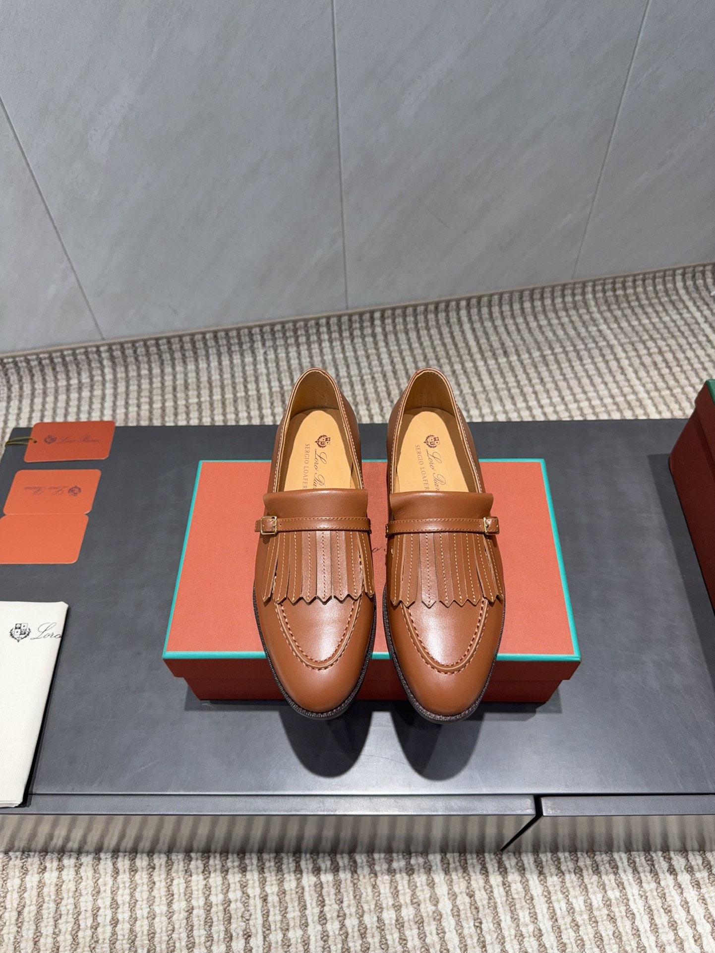 NO:695625,'Exclusive top version' Lor*Pian*25 vs the latest Lofte shoes series in autumn... [Tassel Lofte shoes] - The Italian high-end brand Loro Piana was founded on April 24, 194. It is a top Italian luxury brand, started with cashmere. It comes from Italy and pursues quality and craftsmanship, integrating innovative technology and Italian traditional style. This brand has always been very low-key, but it should be regarded as a dad-level existence in luxury goods!  Fabric: Original customized cowhide tassel craftsmanship Lining: Original customized water-dyed cowhide Foot: Original customized water-dyed cowhide Outsole: Original customized leather combination bottom Size: 35-39 (40.41. Customization is non-returnable) Packaging: Fully upgraded packaging Color: Official website updated simultaneously, loafers, loro piana, loafers, cowhide19860909《独家顶级版本》 Lor*Pian*25vs秋季最新乐福单鞋系列……【流苏乐福单鞋】 ——意大利高级品牌Loro Piana创立于194月24日,是意大利顶级奢侈品牌,以羊绒起家, 来自意大利的它追求质量和手工,融创新技术与意大利传统风格为一体.这个牌子一直很低调,但是在奢侈品里应该也算是爸爸级的存在！ 面料:原版定制牛皮流苏工艺 内里:原版定制水染牛皮 垫脚:原版定制水染牛皮 大底:原版定制真皮组合底 码数:35-39（40.41.定制不退换） 包装:全面升级包装 颜色:官网同步更新,乐福鞋,loro piana,loafers,cowhide,Women's Shoes