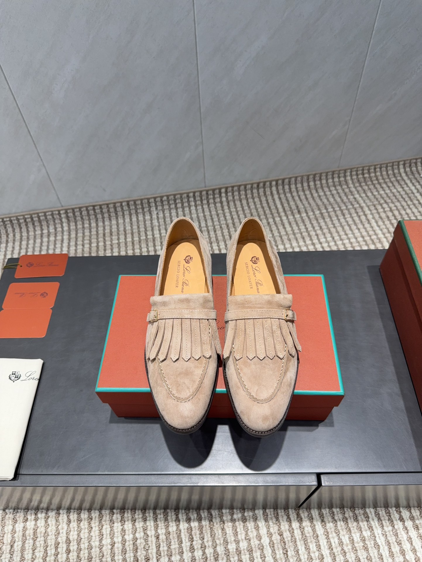 NO:695630,'Exclusive top version' Lor*Pian*25 vs the latest Lofte shoes series in autumn... [Tassel Lofte shoes] - The Italian high-end brand Loro Piana was founded on April 24, 194. It is a top Italian luxury brand, started with cashmere. It comes from Italy and pursues quality and craftsmanship, integrating innovative technology and Italian traditional style. This brand has always been very low-key, but it should be regarded as a dad-level existence in luxury goods!  Fabric: Original customized cashmere tassel craftsmanship Lining: Original customized water-dyed cowhide Foot: Original customized water-dyed cowhide Outsole: Original customized leather combination bottom Size: 35-39 (40.41. Customized non-returnable) Packaging: Fully upgraded packaging Color: Official website updated simultaneously, loafers, loro piana, loafers, cowhide19860909《独家顶级版本》 Lor*Pian*25vs秋季最新乐福单鞋系列……【流苏乐福单鞋】 ——意大利高级品牌Loro Piana创立于194月24日,是意大利顶级奢侈品牌,以羊绒起家, 来自意大利的它追求质量和手工,融创新技术与意大利传统风格为一体.这个牌子一直很低调,但是在奢侈品里应该也算是爸爸级的存在！ 面料:原版定制羊绒流苏工艺 内里:原版定制水染牛皮 垫脚:原版定制水染牛皮 大底:原版定制真皮组合底 码数:35-39（40.41.定制不退换） 包装:全面升级包装 颜色:官网同步更新,乐福鞋,loro piana,loafers,cowhide,Women's Shoes