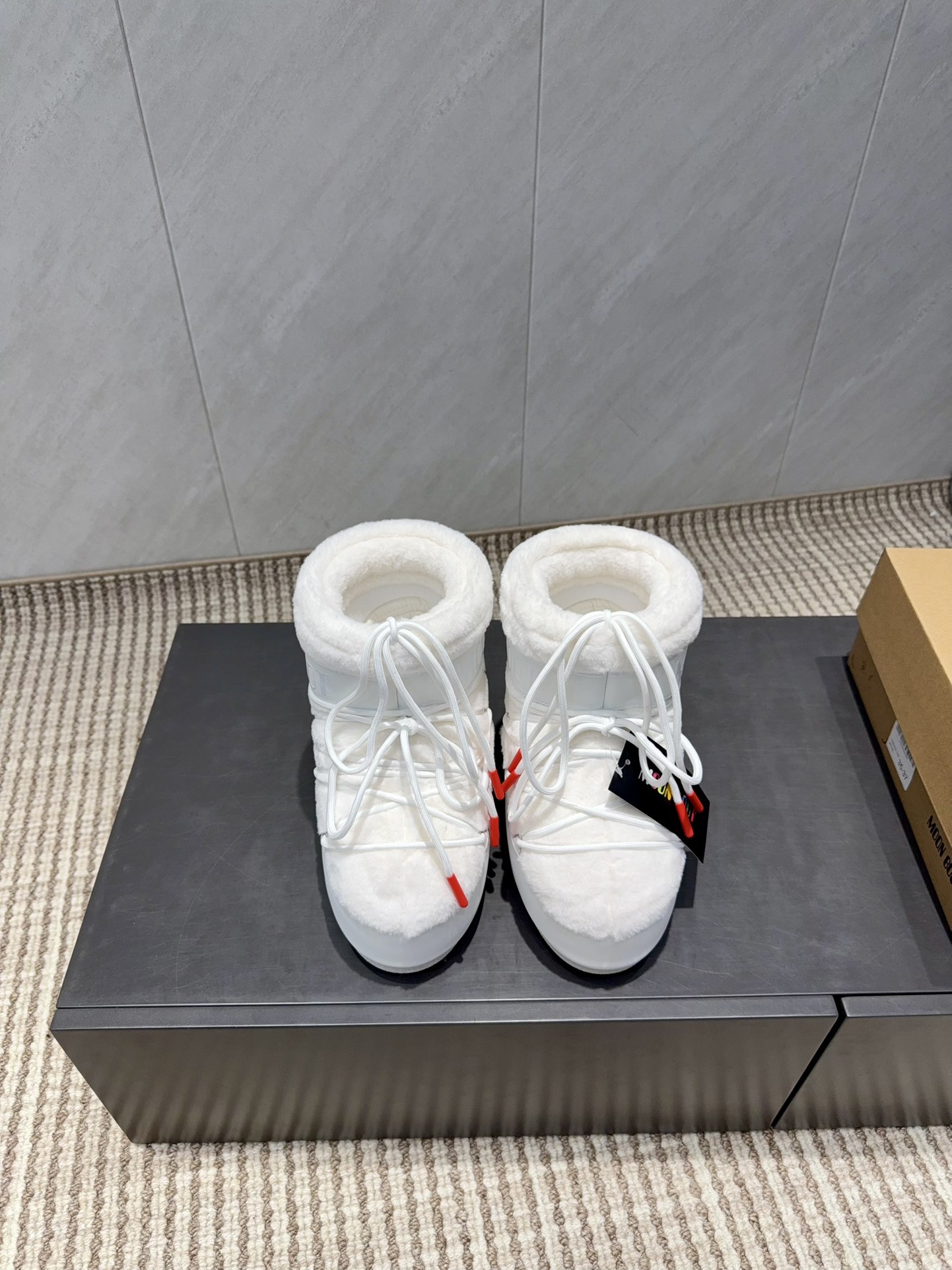 NO:695663,: Wool model 'Exclusive top version' (new upgraded version) Moon Boot 2025 vs autumn and winter hot snow boots series... [Ugly Moon Snow Boots] Forget UGG, fashionable people are wearing Moon Boot snow boots. If you find it difficult to accept the revival of UGG, then there is now a more alternative snow boot that is back, with an inner height of 4 cm. That is the Moon Boot. It was already very popular in the millennium. Back then, Paris Hilton and Victoria Beckham  Celebrities often wear it, and now the Y2K trend is popular again. The same style is worn by young people in QQ shows, and the ugly snow boots that are shown by thousands of people have become popular again, regardless of men and women. They look slim and warm and easy to wear... Fabric: Original customized / cowhide / woven wool / high mercerized waterproof cloth Lining: original silk cotton liner Foot: original silk cotton liner Outsole: original molded two-color anti-slip outsole  Bottom thickness: 4cm (including inner height increase) Number of yards: 35-40 (customized at 41.42.43) Packaging: original full set of packaging Color: official website updated simultaneously, snow boots, boots, cowhide19860909:毛款《独家顶级版本》（全新升级版本） Moon Boot2025vs秋冬季爆款雪地靴系列……【丑萌月亮雪地靴】 忘了UGG吧,时髦人都在穿Moon Boot雪地靴 如果你难以接受UGG的复兴 那现在有一款更另类的雪地靴又杀回来了,内增高4 cm 那就是Moon Boot月亮靴 在千禧年就已经非常火了 当年paris hilton、victoria beckham  等名人经常穿它,如今Y2K风潮再次流行,痞幼同款QQ秀穿搭,万人大秀的丑萌雪地靴重新翻红,不分男女不分左右,看着巨无霸巨显瘦还暖和好穿…… 面料: 原版定制/牛皮/织毛/高丝光防水布 内里: 原版丝绵内胆 垫脚: 原版丝绵内胆 大底: 原版开模双色防滑大底 底厚:4cm（含内增高） 码数:35-40（41.42.43定制） 包装:原版全套包装 颜色:官网同步更新,雪地靴,boots,cowhide,Women's Shoes