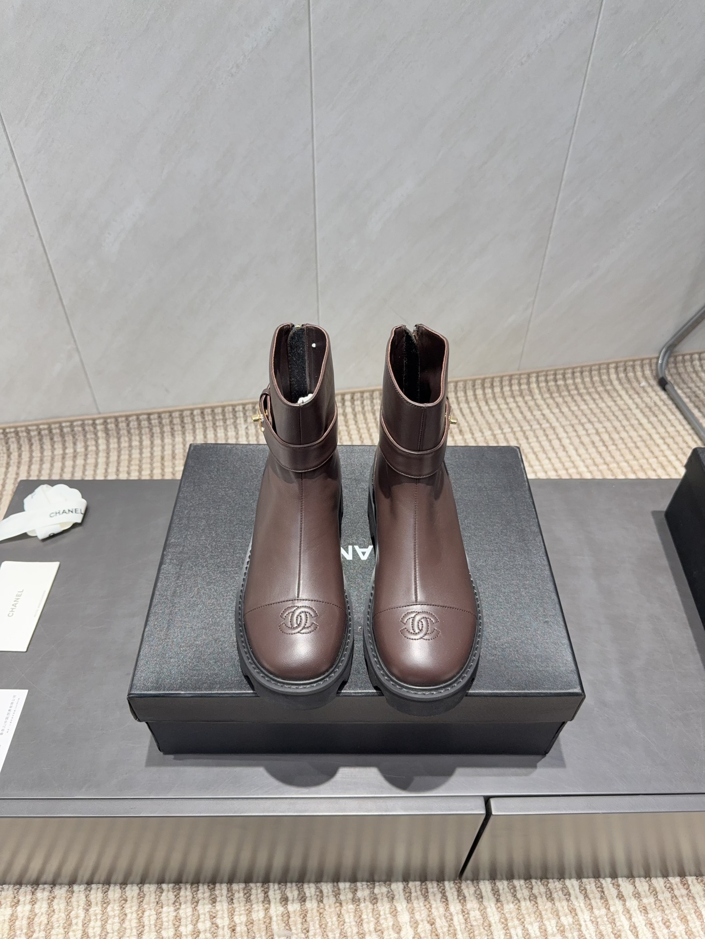 NO:695641,: 'Exclusive top version' CHANE* Xiaoxiang 25 vs the latest boot series in the autumn counter... [Round-toe thick-soled short boots] Ms. Chanel loves simplicity and irresistibility. The combination shows a unique dressing style, free mix and match to shine in place and follow the fashionable pace of Grandma Jinxiang!  !  !  The top-notch craftsmanship and texture are perfectly presented. No matter any details, you can compare them with the counters. You can enter and exit the counters at will with the best quality products!  !  Fabric: Original customized sheepskin Lining: Original customized sheepskin Foot pads: Original customized sheepskin Outsole: Original molded foam combination sole Heel height: 4cm Code number: 35-39 (40.41 customization is not returnable) Packaging: Original full set of packaging Color: Official website updated simultaneously, boots, chanel, chanel, boots, sheepskin19860909:《独家顶级版本》 CHANE*小香25vs秋季专柜最新靴子系列……【圆头厚底短靴】 香奈儿女士钟爱简约又难以抗拒系 搭配展现与众不同的穿搭风格、自由混搭闪耀到位跟紧香奶奶时尚步伐！！！ 顶级工艺质感完美呈现,无论任何细节均可对比专柜,最好级别的顶级货,随意进出专柜！！ 面料:原版定制羊皮 内里:原版定制羊皮 垫脚:原版定制羊皮 大底:原版开模发泡组合底 跟高:4cm 码数:35-39（40.41定制不退换） 包装:原版全套包装 颜色:官网同步更新,靴子,chanel,chanel,boots,sheepskin,Women's Shoes