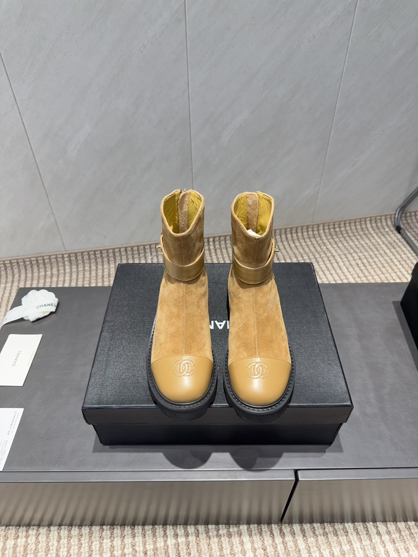 NO:695649,: 'Exclusive top version' CHANE* Xiaoxiang 25 vs the latest boot series in the autumn counter... [Round-toe thick-soled short boots] Ms. Chanel loves simplicity and irresistibility. The combination shows a unique dressing style, free mix and match to shine in place and follow the fashionable pace of Grandma Jinxiang!  !  !  The top-notch craftsmanship and texture are perfectly presented. No matter any details, you can compare them with the counters. You can enter and exit the counters at will with the best quality products!  !  Fabric: Original customized sheepskin and cowhide color matching process Lining: Original customized sheepskin Foot pads: Original customized sheepskin Outsole: Original molded foam combination sole Heel height: 4cm Code number: 35-39 (40.41 customization is not returnable) Packaging: Original full set of packaging Color: Official website updated simultaneously, boots, chanel, chanel, boots, sheepskin19860909:《独家顶级版本》 CHANE*小香25vs秋季专柜最新靴子系列……【圆头厚底短靴】 香奈儿女士钟爱简约又难以抗拒系 搭配展现与众不同的穿搭风格、自由混搭闪耀到位跟紧香奶奶时尚步伐！！！ 顶级工艺质感完美呈现,无论任何细节均可对比专柜,最好级别的顶级货,随意进出专柜！！ 面料:原版定制羊皮牛猄拼色工艺 内里:原版定制羊皮 垫脚:原版定制羊皮 大底:原版开模发泡组合底 跟高:4cm 码数:35-39（40.41定制不退换） 包装:原版全套包装 颜色:官网同步更新,靴子,chanel,chanel,boots,sheepskin,Women's Shoes