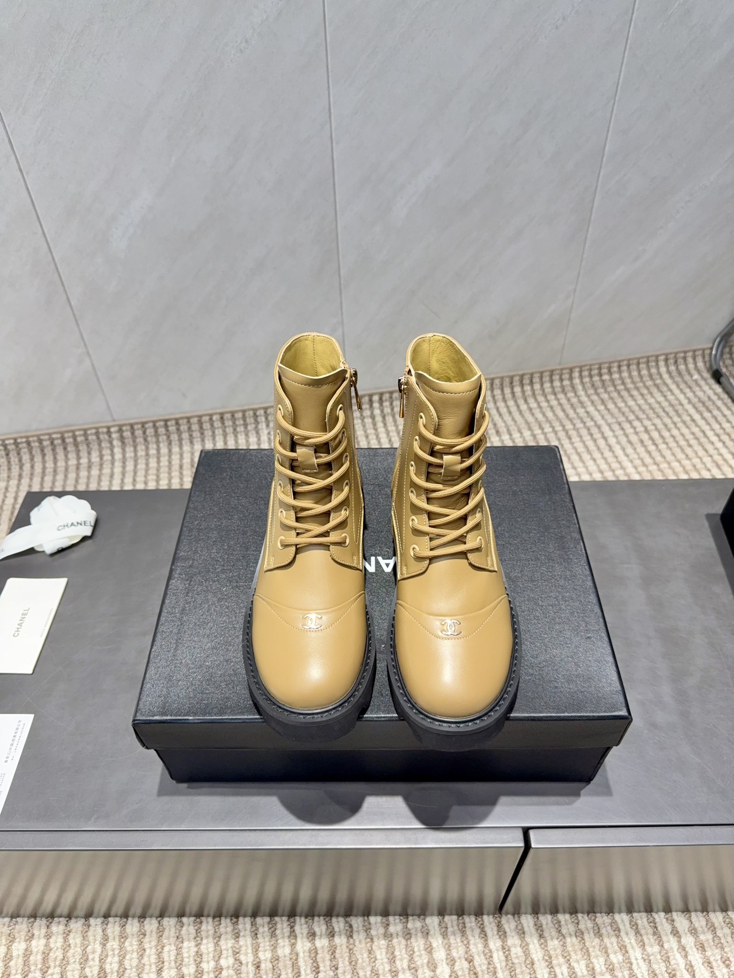 NO:695654,: 'Exclusive top version' CHANE* Xiaoxiang 25 vs the latest boot series in the autumn counter... [Round-toe thick-soled short boots] Ms. Chanel loves simplicity and irresistibility. The combination shows a unique dressing style, free mix and match to shine in place and follow the fashionable pace of Grandma Jinxiang!  !  !  The top-notch craftsmanship and texture are perfectly presented. No matter any details, you can compare them with the counters. You can enter and exit the counters at will with the best quality products!  !  Fabric: Original customized sheepskin Lining: Original customized sheepskin Foot pads: Original customized sheepskin Outsole: Original molded foam combination sole Heel height: 4cm Code number: 35-39 (40.41 customization is not returnable) Packaging: Original full set of packaging Color: Official website updated simultaneously, boots, chanel, chanel, boots, sheepskin19860909:《独家顶级版本》 CHANE*小香25vs秋季专柜最新靴子系列……【圆头厚底短靴】 香奈儿女士钟爱简约又难以抗拒系 搭配展现与众不同的穿搭风格、自由混搭闪耀到位跟紧香奶奶时尚步伐！！！ 顶级工艺质感完美呈现,无论任何细节均可对比专柜,最好级别的顶级货,随意进出专柜！！ 面料:原版定制羊皮 内里:原版定制羊皮 垫脚:原版定制羊皮 大底:原版开模发泡组合底 跟高:4cm 码数:35-39（40.41定制不退换） 包装:原版全套包装 颜色:官网同步更新,靴子,chanel,chanel,boots,sheepskin,Women's Shoes