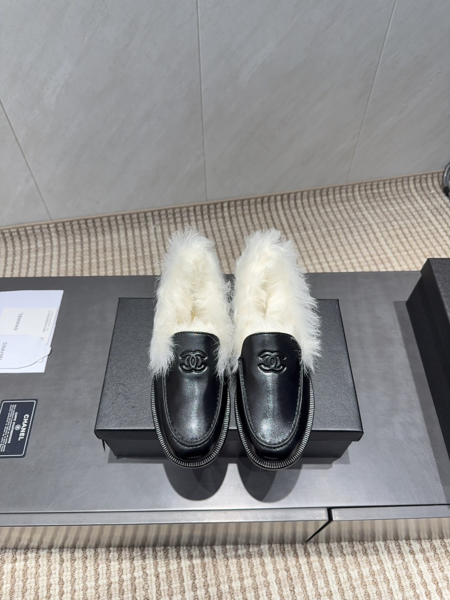 NO:695633,: 'Exclusive top version' CHANE* Xiaoxiang 25 vs the latest Loaf series in the autumn counter... [Round-toe Maoli Loafers] Ms. Chanel loves simple and irresistible styles. The combination shows a unique dressing style, free mix and match to shine in place and follow the fashionable pace of Grandma Xiang!  !  !  The top-notch craftsmanship and texture are perfectly presented. No matter any details, you can compare them with the counters. You can enter and exit the counters at will with the best quality products!  !  Fabric: Original customized cowhide Lining: Original customized Tuscan wool Foot: Original customized Tuscan wool Outsole: Original customized leather combination sole Heel height: 3cm Size: 35-39 (40. Customization is non-returnable) Packaging: Original full set of packaging Color: Official website updated simultaneously, loafers, chanel, chanel, loafers, cowhide19860909:《独家顶级版本》 CHANE*小香25vs秋季专柜最新乐福系列……【圆头毛里乐福鞋】 香奈儿女士钟爱简约又难以抗拒系 搭配展现与众不同的穿搭风格、自由混搭闪耀到位跟紧香奶奶时尚步伐！！！ 顶级工艺质感完美呈现,无论任何细节均可对比专柜,最好级别的顶级货,随意进出专柜！！ 面料:原版定制牛皮 内里:原版定制托斯卡纳毛 垫脚:原版定制托斯卡纳毛 大底:原版定制真皮组合底 跟高:3cm 码数:35-39（40.定制不退换） 包装:原版全套包装 颜色:官网同步更新,乐福鞋毛毛鞋,chanel,chanel,loafers,cowhide,Women's Shoes